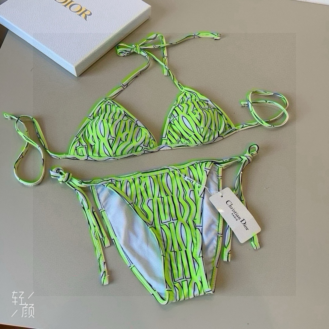 。
Dior迪奥 新款比基尼泳衣👙❤️😍🥰适合多种场景的游泳衣🏊‍♀️海边 游泳池 温泉 水上乐园 漂流