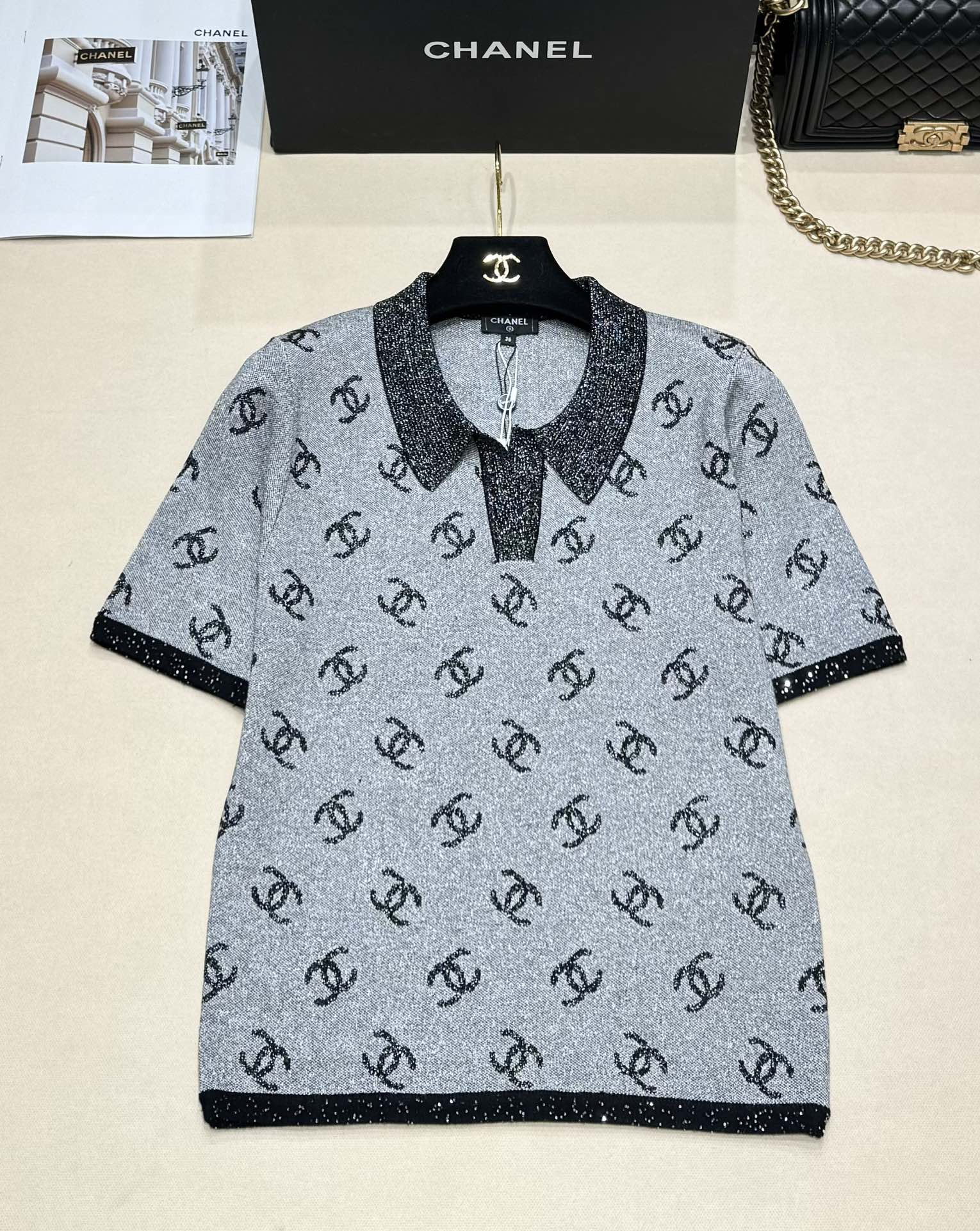 NO:442388,Chanel 25 medieval series, double C jacquard knitted POLO neck short sleeves, classic double C jacquard craftsmanship, three-dimensional and clear pattern, classic black and gray color matching, shiny embellishment with contrasting edges, high-quality metal buttons, essential white and rich beauty, SML, chanel, T-shirt, alexander wang19860909Chanel 25中古系列款 双C提花针织POLO领短袖 经典双C提花工艺精湛 图案立体清晰 黑灰配色经典又高级 撞色边缘的闪亮点缀 金属纽扣质感上乘 白富美必备 SML,,chanel,T-shirt,alexander wang,Women's clothing