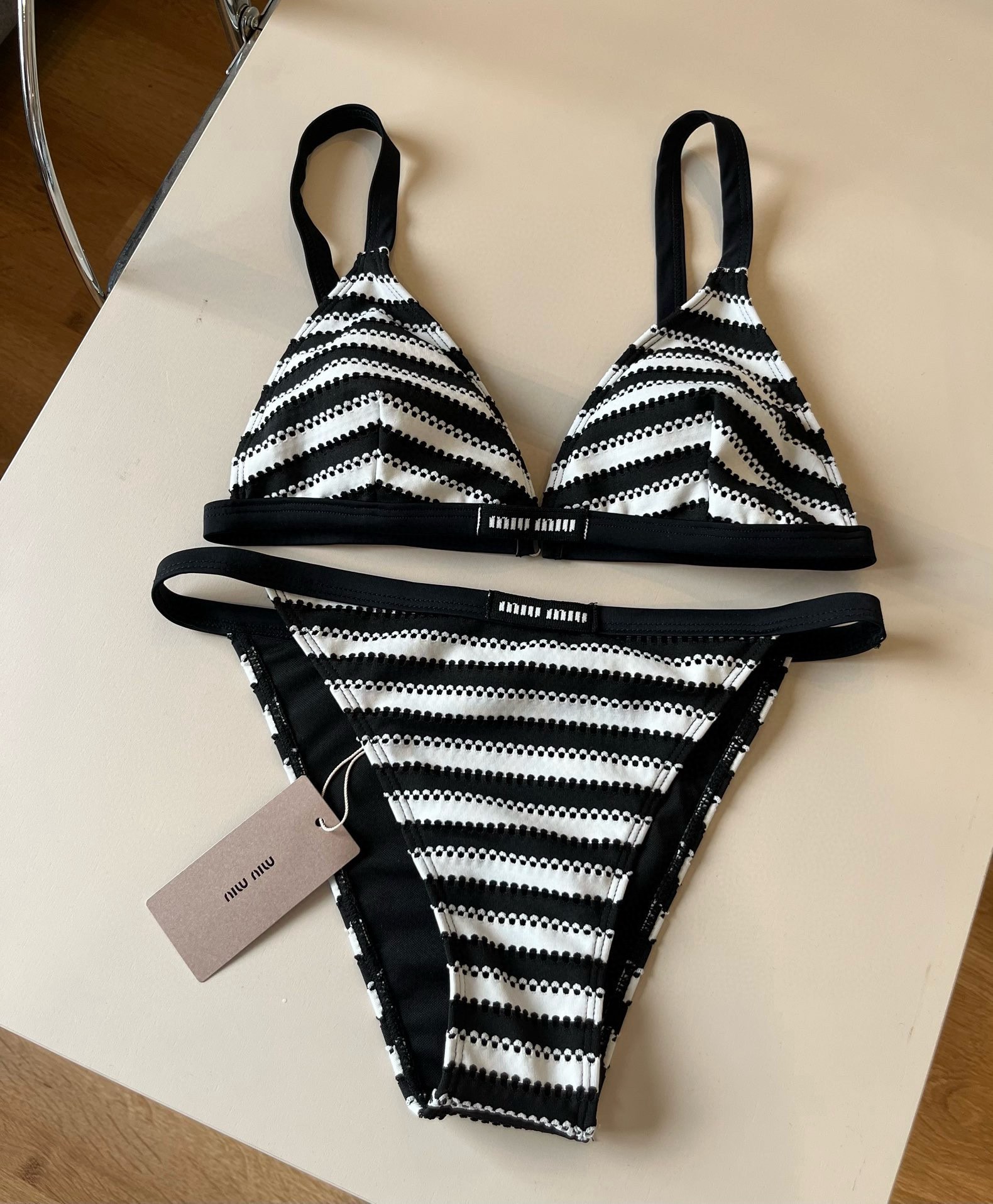 。
MiuMiu缪缪官方新款泳衣比基尼👙，高端定制，S M L XL
