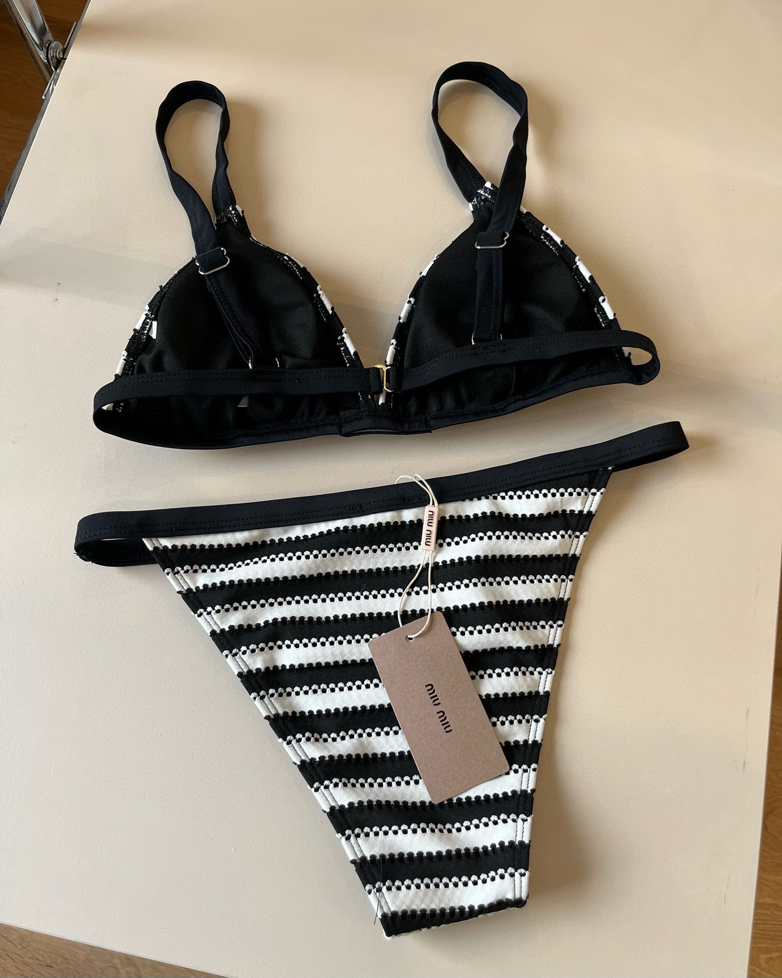 。
MiuMiu缪缪官方新款泳衣比基尼👙，高端定制，S M L XL