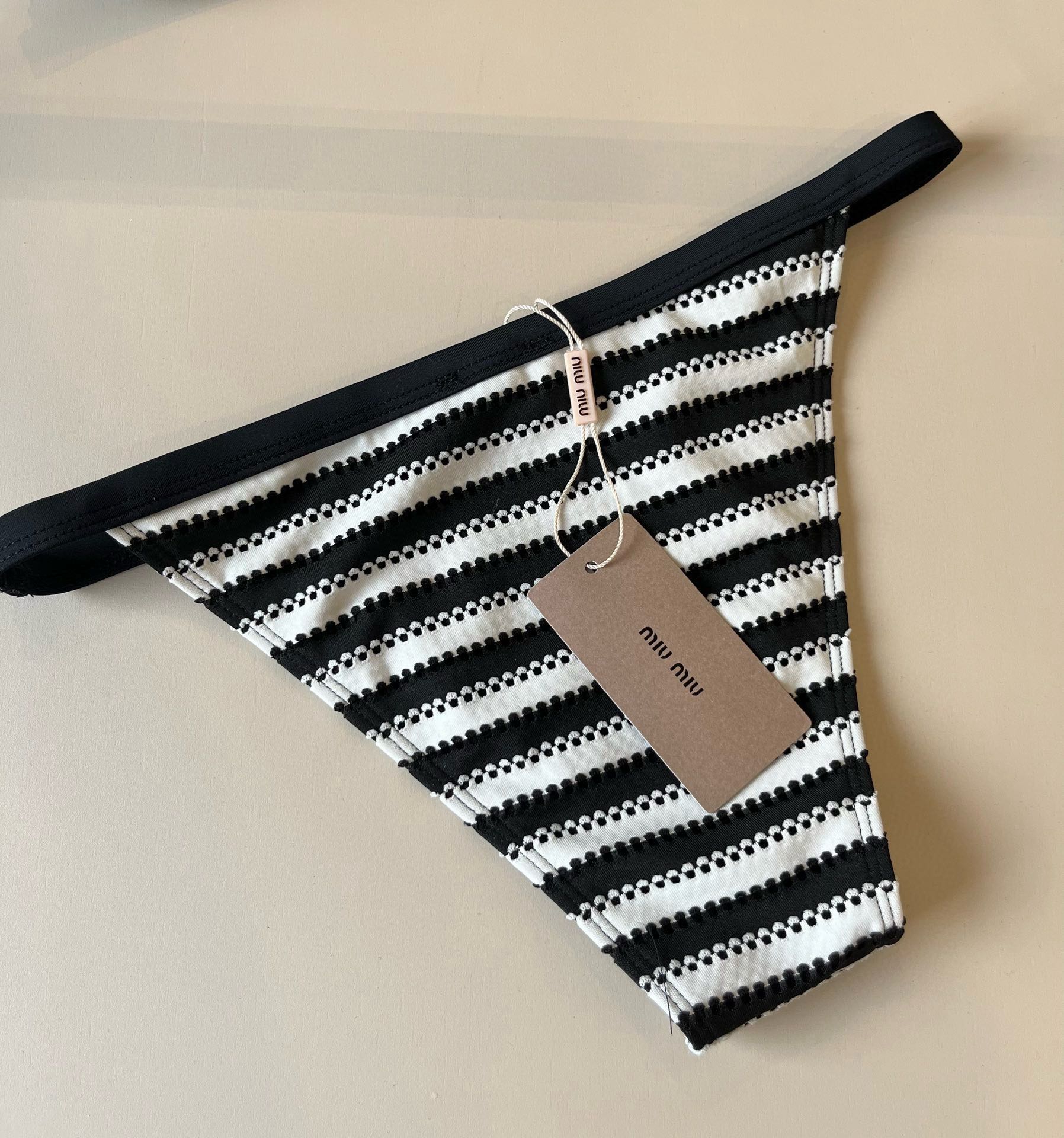 。
MiuMiu缪缪官方新款泳衣比基尼👙，高端定制，S M L XL