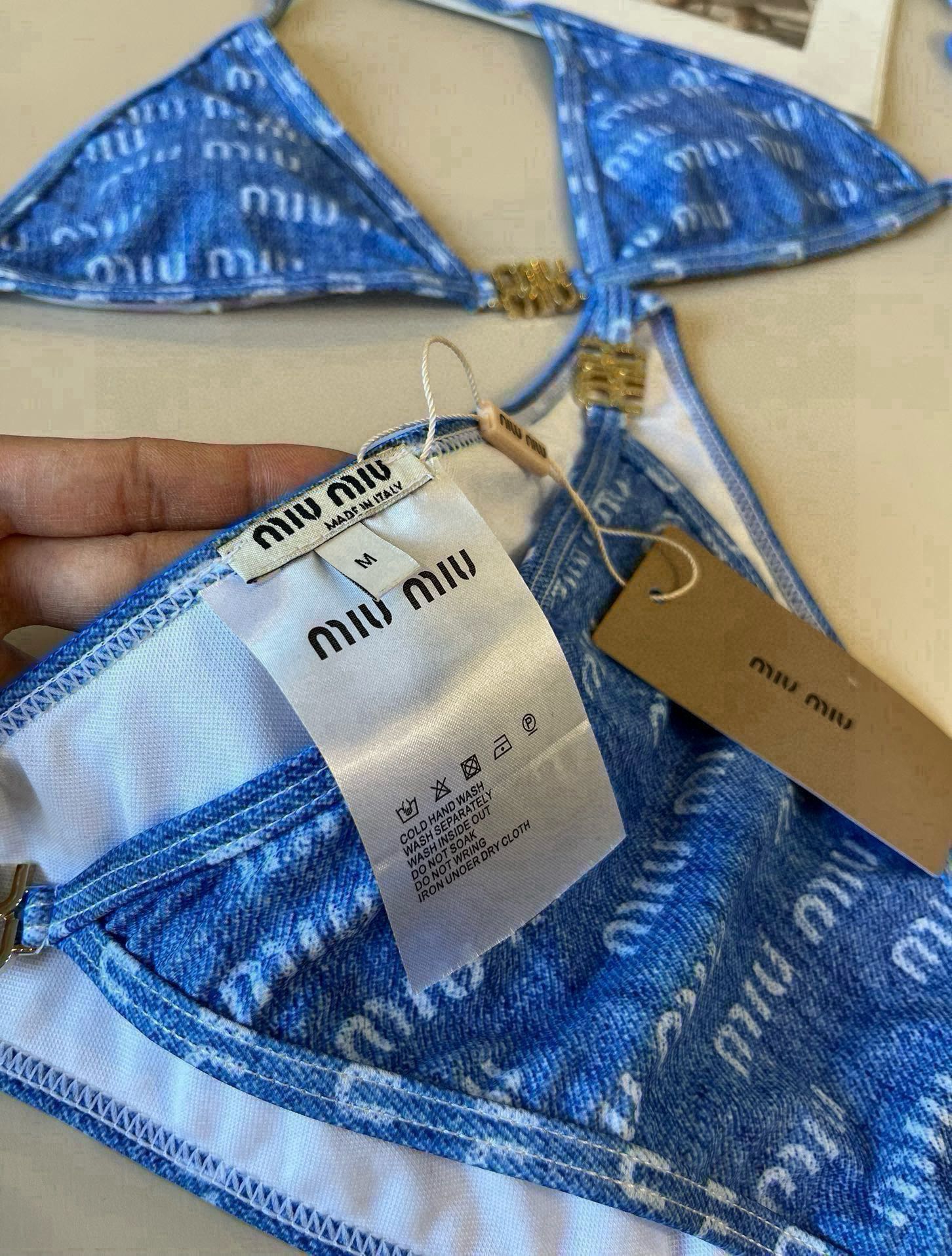 。 
miumiu缪缪新款比基尼😍🥰适合多种场景的游泳衣🏊‍♀️海边 游泳池 温泉 水上乐园 漂流都可以