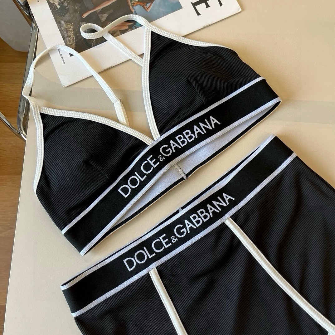 。
D&G杜嘉班纳新款分体泳衣😍🥰适合多种场景的游泳衣🏊‍♀️海边 游泳池 温泉 水上乐园 漂流都可以😌