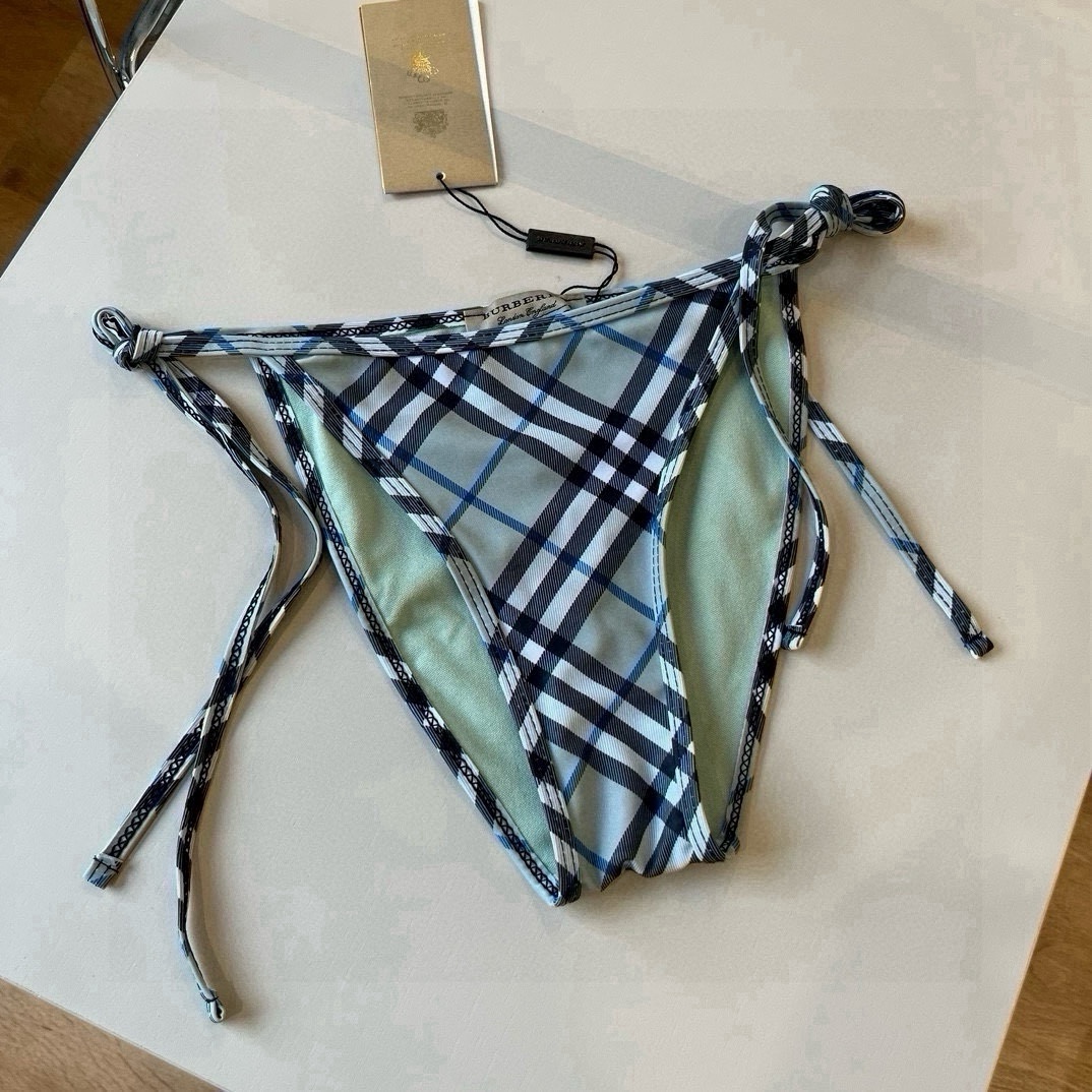 。

Burberry巴宝莉经典英伦格泳衣，实物实在太美了！拍不出来它的美😍谁穿谁美！很值得入手✋ SM