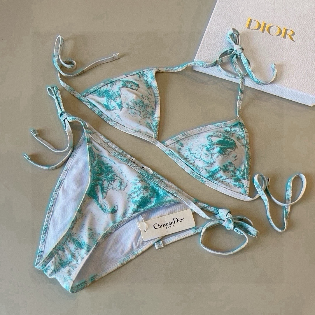 。
Dior迪奥 新款比基尼泳衣👙❤️😍🥰适合多种场景的游泳衣🏊‍♀️海边 游泳池 温泉 水上乐园 漂流