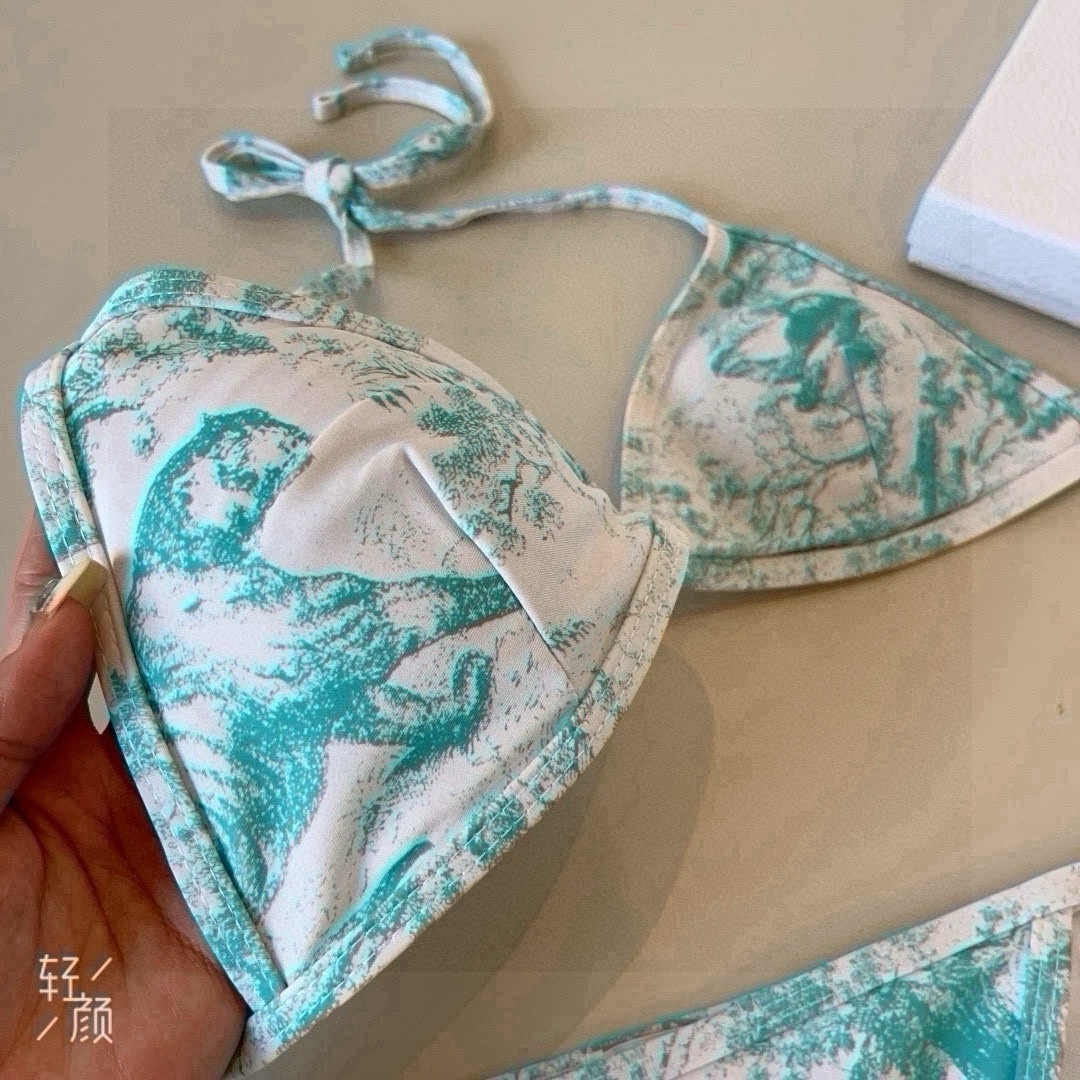 。
Dior迪奥 新款比基尼泳衣👙❤️😍🥰适合多种场景的游泳衣🏊‍♀️海边 游泳池 温泉 水上乐园 漂流