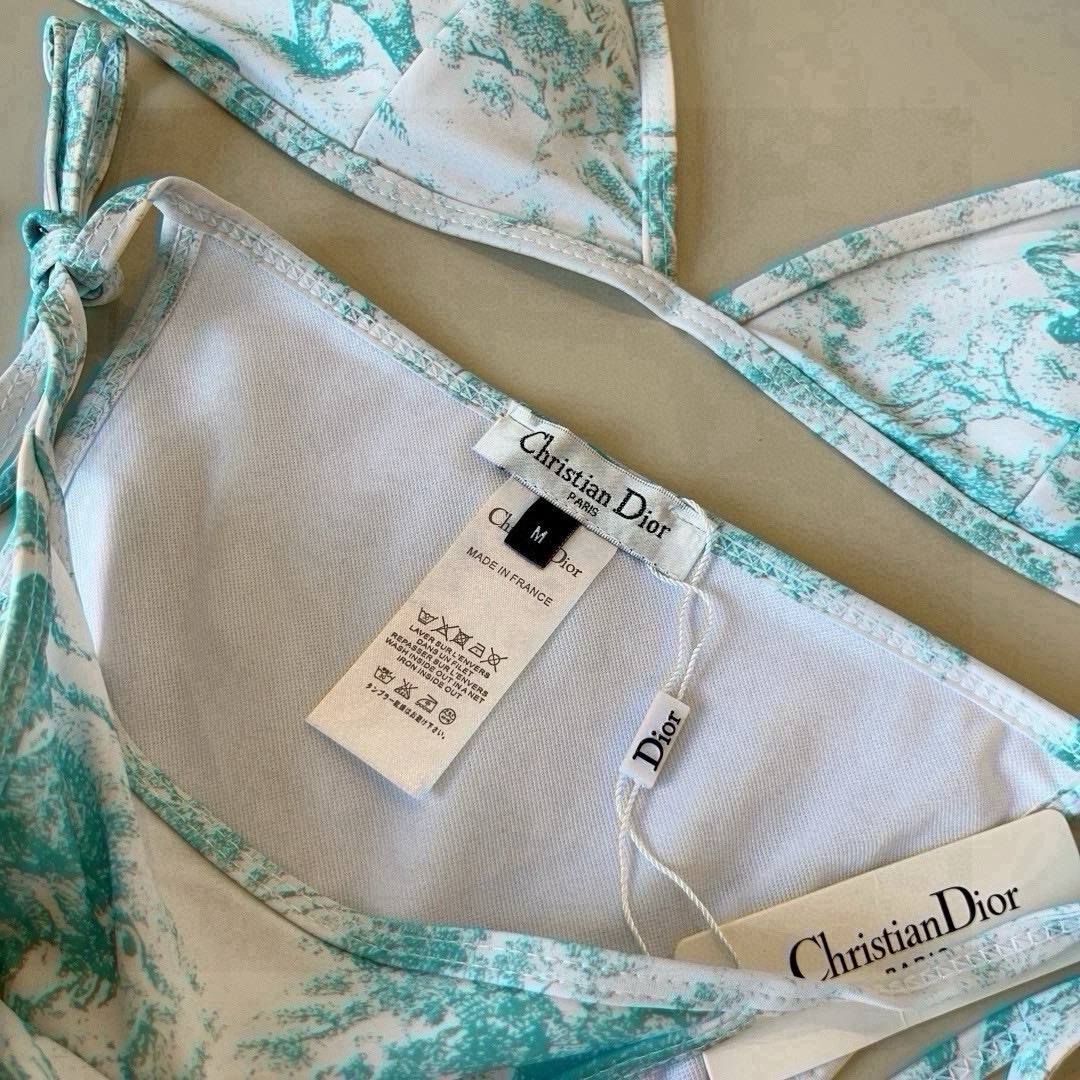 。
Dior迪奥 新款比基尼泳衣👙❤️😍🥰适合多种场景的游泳衣🏊‍♀️海边 游泳池 温泉 水上乐园 漂流