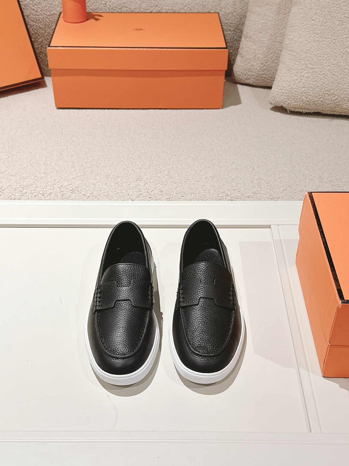 NO:406166,Hermes# Classic H loafers, long-lasting, casual, simple style, lace-free casual sneakers, comfortable, casual, versatile, fabric: custom imported beef velvet, inner: sheepskin inner, outsole: original molded outsole, size 35-40, men, 39-45, loafers, hermes, loafers, sneakers, sheepskin19860909Hermes# 经典H乐福鞋 经久不衰 休闲 简约风格免系带休闲运动鞋,舒适 休闲 百搭 面料: 定制进口牛反绒 内里: 羊皮内里 大底: 原版开模大底 码数女35-40 男39-45,乐福鞋,hermes,loafers,sneakers,sheepskin,Women's Shoes