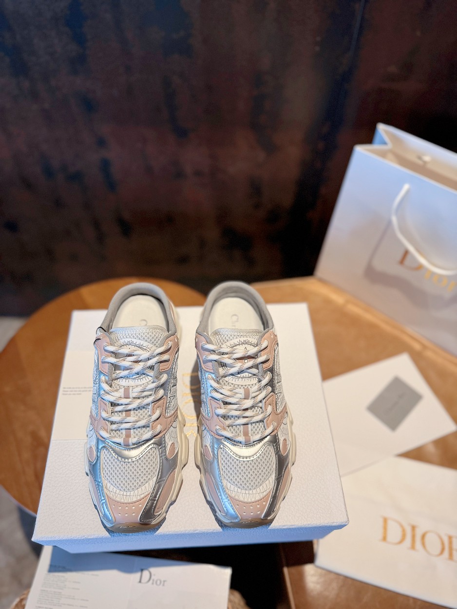 NO:405983,Semi-drag light powder DIOR CHRONO DIO high-end version. Original development of new TPU absorbent film ultra-light and extremely soft combination sole. Sports style...sports shoes... dad shoes... super beautiful and amazing... celebrities and internet celebrities from all walks of life are putting on their feet. The dazzling logo is classic and versatile all seasons... The painting style sneakers that you can fall in love with at a glance; the mix and match of mesh painting art materials. The CD logo outlined by thin lines on the side is unique. The details are full... The quality is completely consistent with the counter. The configuration of the original packaging of the counter. SIZE35-40 (41 can be customized) 10 colors are in the same color, semi-drag, dior, dior, sneakers19860909半拖浅粉 DIOR CHRONO 迪奥高版本. 原版开发全新TPU吸膜超轻极软组合大底. 运动风格…运动鞋..老爹鞋.. 上脚超美超赞..各路明星网红纷纷上脚..耀眼logo经典百搭四季皆宜..一眼就能爱上的绘画风格运动鞋；网面绘画艺术材质的混搭.侧面细线勾勒的CD logo别出心栽..细节满满… 品质完全与专柜一致..配置专柜原版包装. SIZE35-40（41可订做）10色同入,半拖,dior,dior,sneakers,Women's Shoes