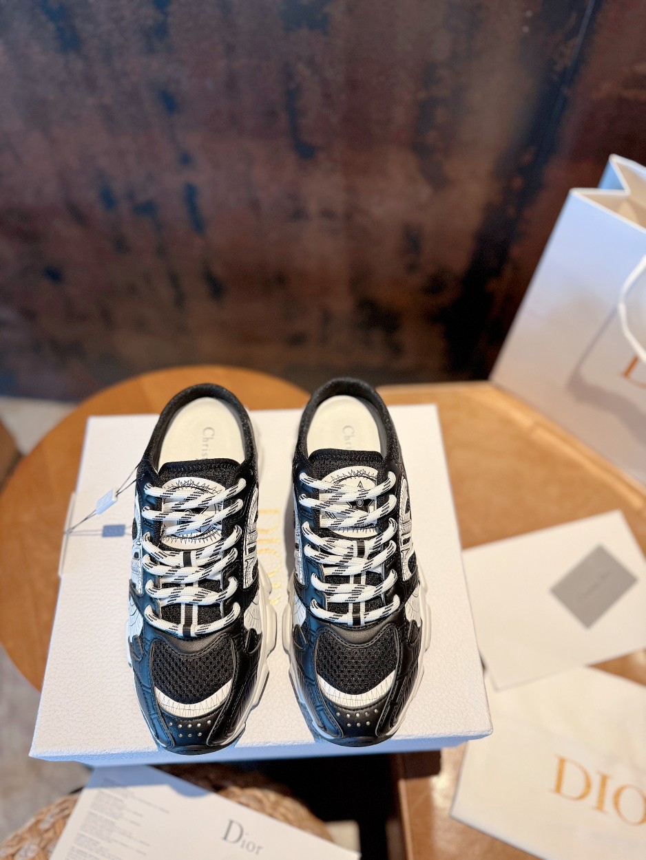 NO:405988,Half drag black and white DIOR CHRONO DIO high-end version. Original development of new TPU absorbent film ultra-light and extremely soft combination sole. Sports style...sports shoes... dad shoes... super beautiful and amazing... celebrities and internet celebrities from all walks of life are putting on their feet. The dazzling logo is classic and versatile for all seasons... The painting style sneakers that you can fall in love with at a glance; the mix and match of mesh painting art materials. The CD logo outlined by the thin lines on the side is unique. The details are full... The quality is completely consistent with the counter. The configuration of the original packaging of the counter. SIZE35-40 (41 can be customized) 10 colors are in the same color, semi drag, dior, dior, sneakers19860909半拖黑白 DIOR CHRONO 迪奥高版本. 原版开发全新TPU吸膜超轻极软组合大底. 运动风格…运动鞋..老爹鞋.. 上脚超美超赞..各路明星网红纷纷上脚..耀眼logo经典百搭四季皆宜..一眼就能爱上的绘画风格运动鞋；网面绘画艺术材质的混搭.侧面细线勾勒的CD logo别出心栽..细节满满… 品质完全与专柜一致..配置专柜原版包装. SIZE35-40（41可订做）10色同入,半拖,dior,dior,sneakers,Women's Shoes