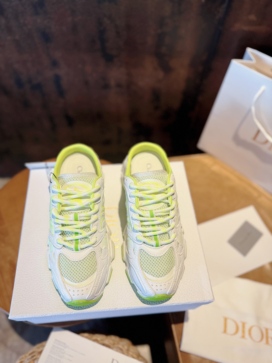 NO:405957,Semi-drag fluorescent green DIOR CHRONO DIO high-end version. Original development of new TPU absorbent film ultra-light and extremely soft combination sole. Sports style...sports shoes... dad shoes... super beautiful and amazing... celebrities and internet celebrities from all walks of life are putting on their feet. The dazzling logo is classic and versatile all seasons... The painting style sneakers that you can fall in love with at a glance; the mix and match of mesh painting art materials. The CD logo outlined by the thin lines on the side is unique. The details are full... The quality is completely consistent with the counter. The configuration of the original packaging of the counter. SIZE35-40 (41 can be customized) 10 colors are in the same color, semi-drag, dior, dior, sneakers19860909半拖荧光绿 DIOR CHRONO 迪奥高版本. 原版开发全新TPU吸膜超轻极软组合大底. 运动风格…运动鞋..老爹鞋.. 上脚超美超赞..各路明星网红纷纷上脚..耀眼logo经典百搭四季皆宜..一眼就能爱上的绘画风格运动鞋；网面绘画艺术材质的混搭.侧面细线勾勒的CD logo别出心栽..细节满满… 品质完全与专柜一致..配置专柜原版包装. SIZE35-40（41可订做）10色同入,半拖,dior,dior,sneakers,Women's Shoes