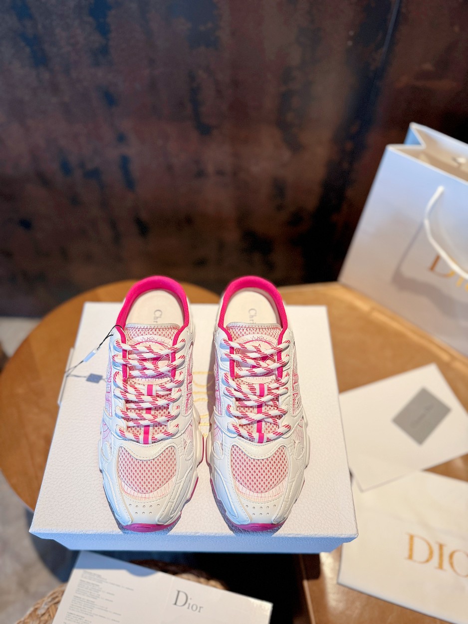 NO:405960,Half-drag rose red DIOR CHRONO Dior high-end version. Original development of new TPU absorbent film ultra-light and extremely soft combination sole. Sports style...sports shoes... dad shoes... super beautiful and amazing... celebrities and internet celebrities from all walks of life are putting on their feet. The dazzling logo is classic and versatile all seasons... The painting style sneakers that you can fall in love with at a glance; the mix and match of mesh painting art materials. The CD logo outlined by the thin lines on the side is unique. The details are full... The quality is completely consistent with the counter. The configuration of the original packaging of the counter. SIZE35-40 (41 can be customized) 10 colors are in the same color, semi-drag, dior, dior, sneakers19860909半拖玫红 DIOR CHRONO 迪奥高版本. 原版开发全新TPU吸膜超轻极软组合大底. 运动风格…运动鞋..老爹鞋.. 上脚超美超赞..各路明星网红纷纷上脚..耀眼logo经典百搭四季皆宜..一眼就能爱上的绘画风格运动鞋；网面绘画艺术材质的混搭.侧面细线勾勒的CD logo别出心栽..细节满满… 品质完全与专柜一致..配置专柜原版包装. SIZE35-40（41可订做）10色同入,半拖,dior,dior,sneakers,Women's Shoes