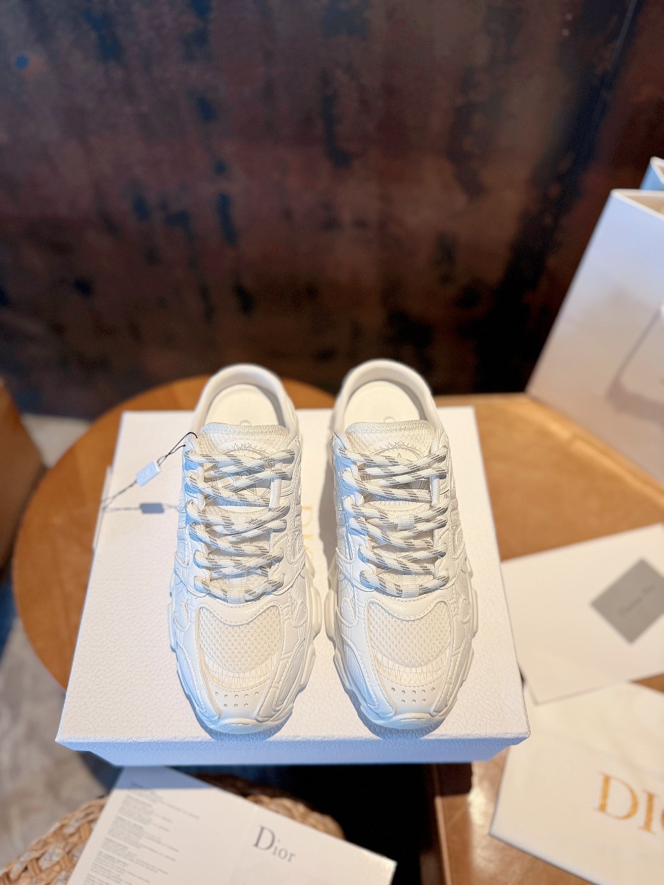 NO:405964,Half-drag all white DIOR CHRONO DIO high-end version. Original development of new TPU absorbent film ultra-light and extremely soft combination sole. Sports style...sports shoes... dad shoes... super beautiful and amazing... celebrities and internet celebrities from all walks of life are putting on their feet. The dazzling logo is classic and versatile all seasons... The painting style sneakers that you can fall in love with at a glance; the mix and match of mesh painting art materials. The CD logo outlined by the thin lines on the side is unique. The details are full... The quality is completely consistent with the counter. The configuration of the original packaging of the counter. SIZE35-40 (41 can be customized) 10 colors are in the same color, semi-drag, dior, dior, sneakers19860909半拖全白 DIOR CHRONO 迪奥高版本. 原版开发全新TPU吸膜超轻极软组合大底. 运动风格…运动鞋..老爹鞋.. 上脚超美超赞..各路明星网红纷纷上脚..耀眼logo经典百搭四季皆宜..一眼就能爱上的绘画风格运动鞋；网面绘画艺术材质的混搭.侧面细线勾勒的CD logo别出心栽..细节满满… 品质完全与专柜一致..配置专柜原版包装. SIZE35-40（41可订做）10色同入,半拖,dior,dior,sneakers,Women's Shoes