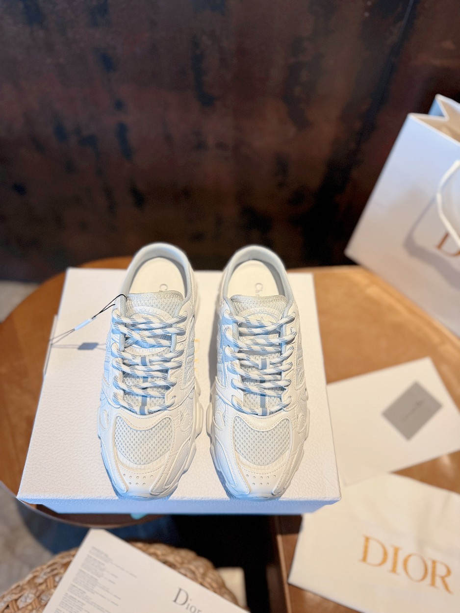 NO:405972,Semi-drag light blue DIOR CHRONO DIO high-end version. Original development of new TPU absorbent film ultra-light and extremely soft combination sole. Sports style...sports shoes... dad shoes... super beautiful and amazing... celebrities and internet celebrities from all walks of life are putting on their feet. The dazzling logo is classic and versatile all seasons... The painting style sneakers that you can fall in love with at a glance; the mix and match of mesh painting art materials. The CD logo outlined by thin lines on the side is unique. The details are full... The quality is completely consistent with the counter. The configuration of the original packaging of the counter. SIZE35-40 (41 can be customized) 10 colors are in the same color, semi-drag, dior, dior, sneakers19860909半拖浅蓝 DIOR CHRONO 迪奥高版本. 原版开发全新TPU吸膜超轻极软组合大底. 运动风格…运动鞋..老爹鞋.. 上脚超美超赞..各路明星网红纷纷上脚..耀眼logo经典百搭四季皆宜..一眼就能爱上的绘画风格运动鞋；网面绘画艺术材质的混搭.侧面细线勾勒的CD logo别出心栽..细节满满… 品质完全与专柜一致..配置专柜原版包装. SIZE35-40（41可订做）10色同入,半拖,dior,dior,sneakers,Women's Shoes