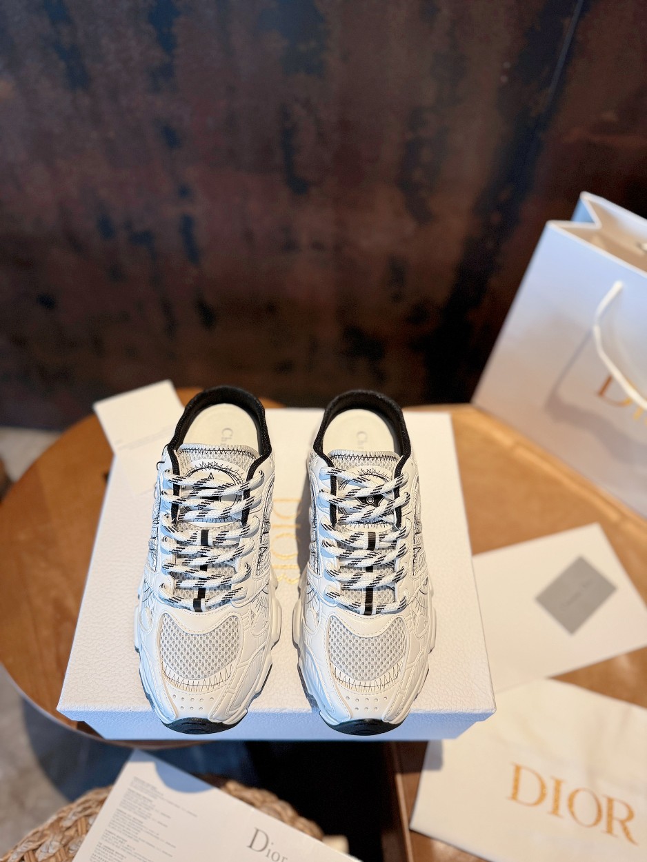 NO:405975,Half-drag white and black DIOR CHRONO DIO high-end version. Original development of new TPU absorbent film ultra-light and extremely soft combination sole. Sports style...sports shoes... dad shoes... super beautiful and amazing... celebrities and internet celebrities from all walks of life are putting on their feet. The dazzling logo is classic and versatile all seasons... The painting style sneakers that you can fall in love with at a glance; the mix and match of mesh painting art materials. The CD logo outlined by the thin lines on the side is unique. The details are full... The quality is completely consistent with the counter. The configuration of the original packaging of the counter. SIZE35-40 (41 can be customized) 10 colors are in the same color, semi-drag, dior, dior, sneakers19860909半拖白黑 DIOR CHRONO 迪奥高版本. 原版开发全新TPU吸膜超轻极软组合大底. 运动风格…运动鞋..老爹鞋.. 上脚超美超赞..各路明星网红纷纷上脚..耀眼logo经典百搭四季皆宜..一眼就能爱上的绘画风格运动鞋；网面绘画艺术材质的混搭.侧面细线勾勒的CD logo别出心栽..细节满满… 品质完全与专柜一致..配置专柜原版包装. SIZE35-40（41可订做）10色同入,半拖,dior,dior,sneakers,Women's Shoes