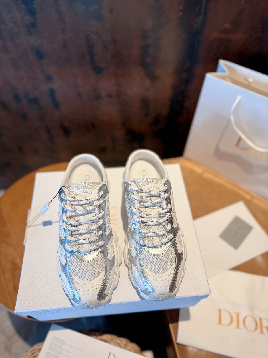 NO:405980,Semi-drag silver DIOR CHRONO Dior high-end version. Original development of new TPU absorbent film ultra-light and extremely soft combination sole. Sports style...sports shoes... dad shoes... super beautiful and amazing... celebrities and internet celebrities from all walks of life are putting on their feet. The dazzling logo is classic and versatile all seasons... The painting style sneakers that you can fall in love with at a glance; the mix and match of mesh painting art materials. The CD logo outlined by the thin lines on the side is unique. The details are full... The quality is completely consistent with the counter. The configuration of the original packaging of the counter. SIZE35-40 (41 can be customized) 10 colors are in the same color, semi-drag, dior, dior, sneakers19860909半拖白银 DIOR CHRONO 迪奥高版本. 原版开发全新TPU吸膜超轻极软组合大底. 运动风格…运动鞋..老爹鞋.. 上脚超美超赞..各路明星网红纷纷上脚..耀眼logo经典百搭四季皆宜..一眼就能爱上的绘画风格运动鞋；网面绘画艺术材质的混搭.侧面细线勾勒的CD logo别出心栽..细节满满… 品质完全与专柜一致..配置专柜原版包装. SIZE35-40（41可订做）10色同入,半拖,dior,dior,sneakers,Women's Shoes