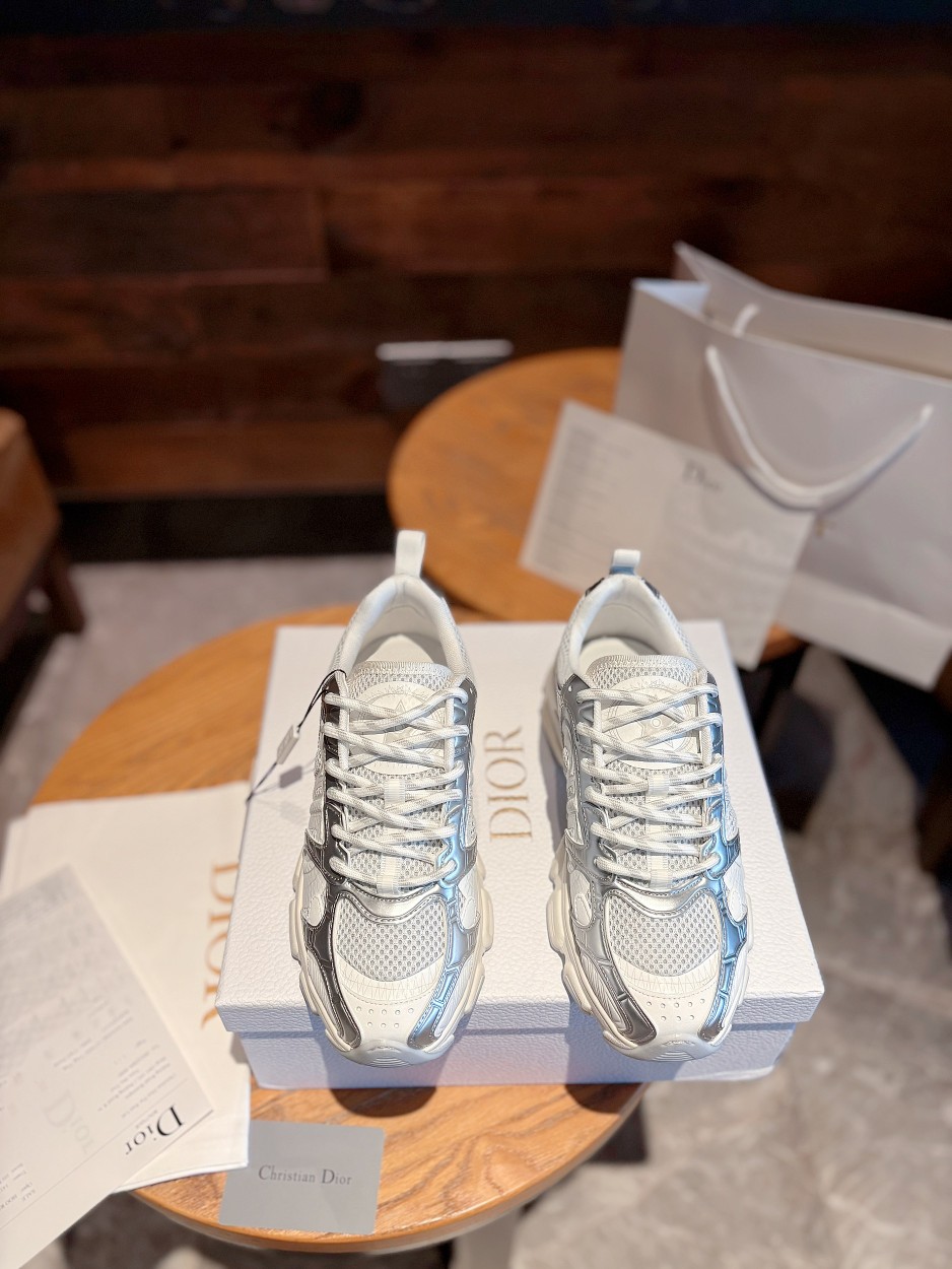 NO:405978,DIOR CHRONO DIO High-version. Original development of new TPU film super light and extremely soft combination sole. Sports style...sports shoes... dad shoes... super beautiful and amazing... celebrities and internet celebrities from all walks of life are putting on the feet... dazzling logos are classic and versatile all seasons... painting style sneakers that you can fall in love with at a glance; mix and match mesh painting art materials. CD logo outlined by thin lines on the side is unique... The quality is completely consistent with the counter. The configuration of the original packaging of the counter. SIZE35-40 (41 can be customized) 12 colors are included, dad shoes, dior, dior, sneakers19860909DIOR CHRONO 迪奥高版本. 原版开发全新TPU吸膜超轻极软组合大底. 运动风格…运动鞋..老爹鞋.. 上脚超美超赞..各路明星网红纷纷上脚..耀眼logo经典百搭四季皆宜..一眼就能爱上的绘画风格运动鞋；网面绘画艺术材质的混搭.侧面细线勾勒的CD logo别出心栽..细节满满… 品质完全与专柜一致..配置专柜原版包装. SIZE35-40（41可订做）12色同入,老爹鞋,dior,dior,sneakers,Women's Shoes