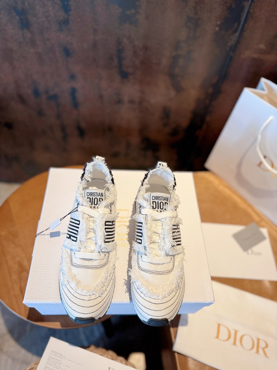 NO:406182,High-version. Original purchase and development Heavy industry model h or This Dior Vibe flat-sole casual shoes incorporates Dior classic elements style low-top casual flat-sole trendy shoes and shoes are carefully crafted. The sides are decorated with the same color CD Diamond pattern canvas inserts. CD Logo styled two-color Lucky Star rubber sole, tongue and upper are decorated with special details. Heavy industry canvas hand-teared cloth strips. This highlights the luxury of this shoe. Makes the style more refined. Improves comfort and support. Flat sole matches the feet. Fashionable and versatile, which can add luster to various shapes. Original custom CD canvas inner lining original custom super soft breathable water dyed sheepskin inner lining original sole original open mold rubber outsole configuration counter genuine original packaging 4 colors together  Size35-40 (41. Customizable):, casual shoes/sports shoes, dior, dior, sneakers, sheepskin19860909高版本.原版购入开发 重工型h or 这款Dior Vibe迪奥平底休闲鞋融入 Dior 的经典元素风格低帮休闲平底潮鞋板鞋单品 精心制作. 侧面饰以同色调 CD Diamond 图案帆布镶片. CD Logo 造型双色幸运星橡胶鞋底、鞋舌和鞋面均饰以特色细节. 重工型帆布手工手撕布丝条. 更彰显此鞋气质奢华. 令造型更加精致. 提升舒适感和支撑效果. 平底搭配上脚. 时尚百搭,可为各式造型增光添彩 . 面料原版定制CD帆布 内里原版定制超级柔软透气水染羊皮内里 大底原版开模橡胶大底 配置专柜正品原版包装 4色同入 Size35一40（41.可订做） :,休闲鞋/运动鞋,dior,dior,sneakers,sheepskin,Women's Shoes