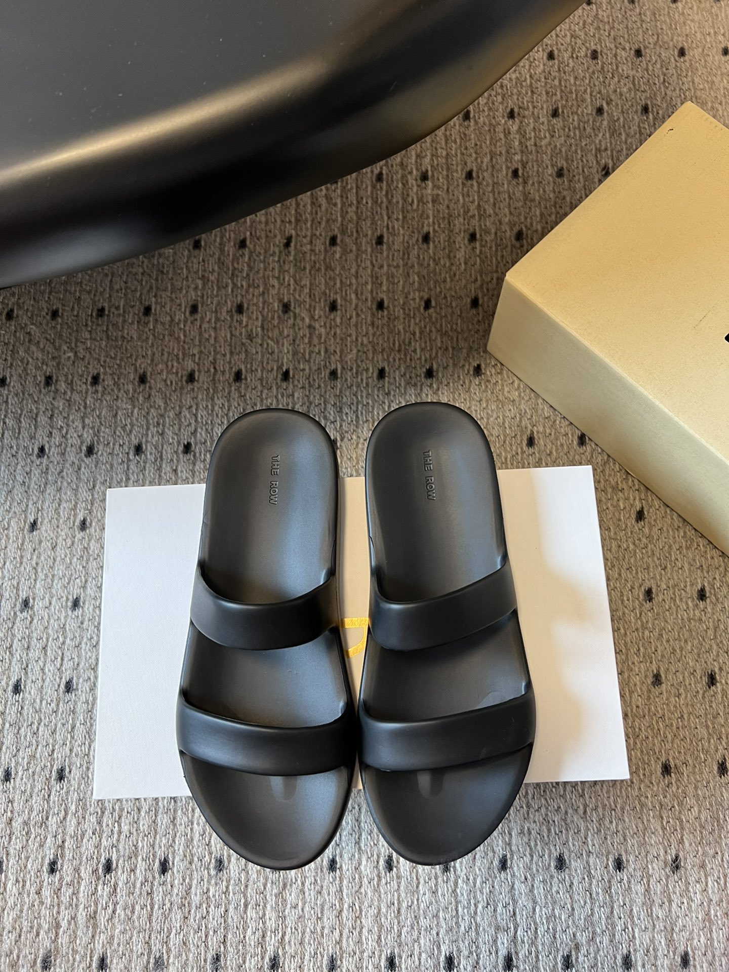 NO:409396,Top quality The Row 25ss new integrated two-belt slippers Double-belt slippers The neat lines outline the minimalist outline, the matte texture is high-end and cool, step on the feet, the lazy and fashionable feeling is directly full, it is a 'hard currency' that can be used without any brainstorms, the upper is integrated Size35-39, slippers, slippers19860909顶级品质 The Row 25ss新品一体二带拖鞋 双带拖鞋 利落线条勾勒极简轮廓 哑光质感高级又酷飒 往脚上一踩 慵懒时髦感直接拉满 是可以无脑入的穿搭“硬通货” 鞋面一体成型 Size35-39,拖鞋,slippers,Women's Shoes