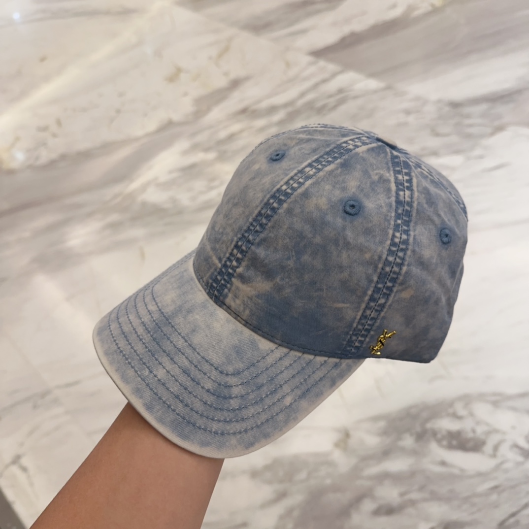 

YSL圣罗兰 字母刺绣棒球帽|韩系风
一款简单休闲风的棒球帽
是牛仔的款式 减龄百搭 适配度很高！
