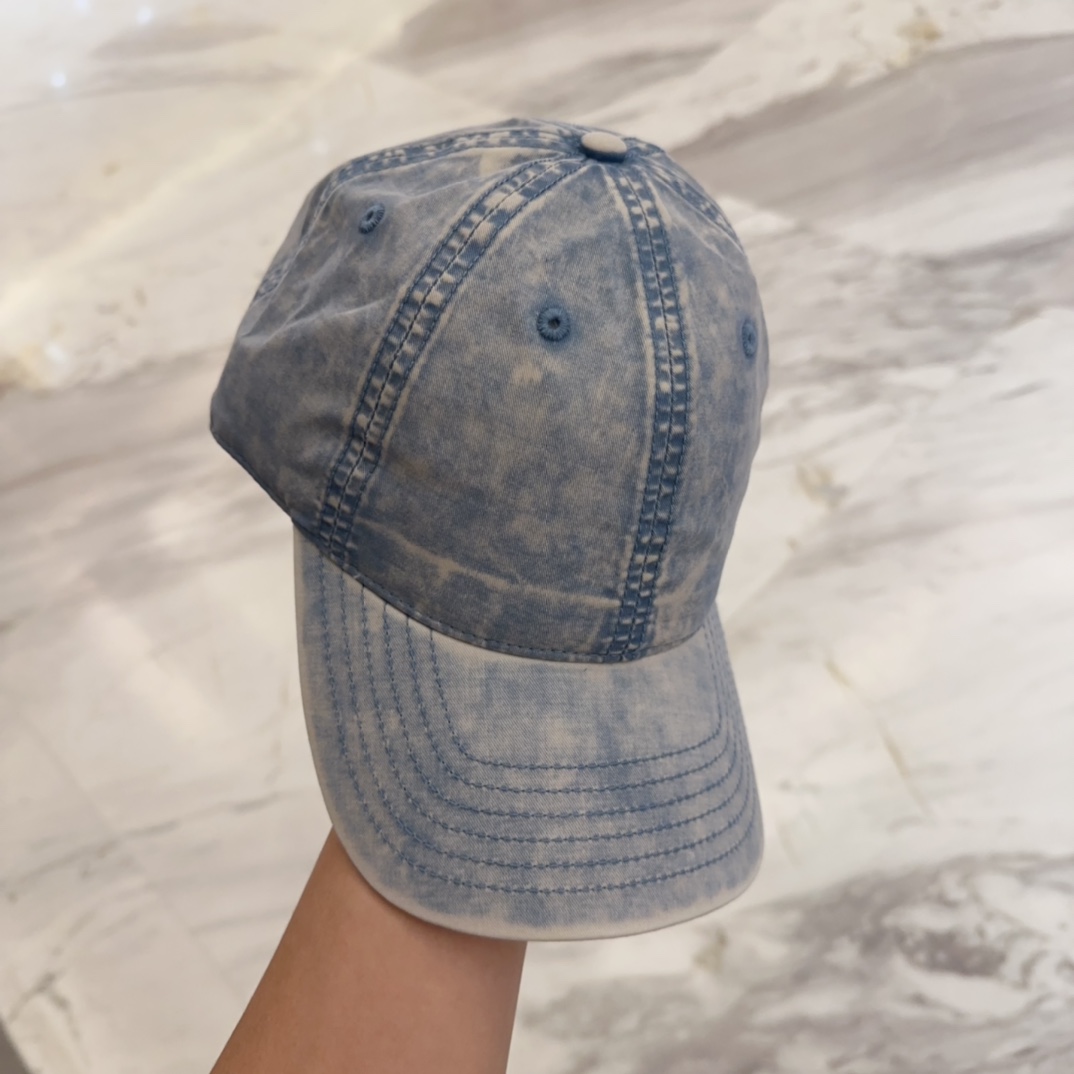 

YSL圣罗兰 字母刺绣棒球帽|韩系风
一款简单休闲风的棒球帽
是牛仔的款式 减龄百搭 适配度很高！
