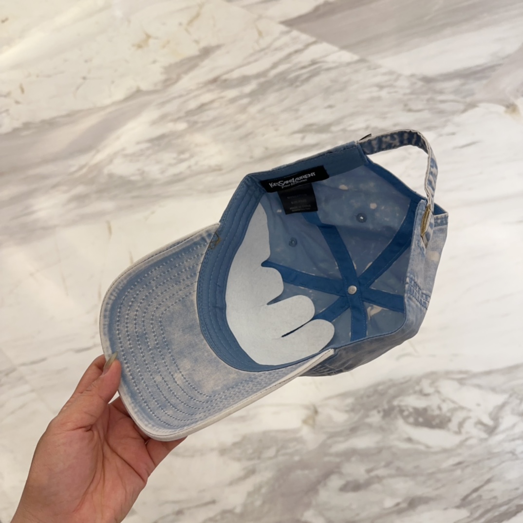 

YSL圣罗兰 字母刺绣棒球帽|韩系风
一款简单休闲风的棒球帽
是牛仔的款式 减龄百搭 适配度很高！
