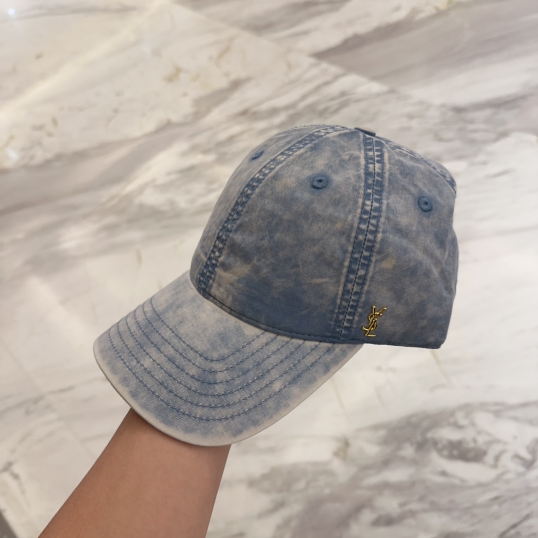 

YSL圣罗兰 字母刺绣棒球帽|韩系风
一款简单休闲风的棒球帽
是牛仔的款式 减龄百搭 适配度很高！
