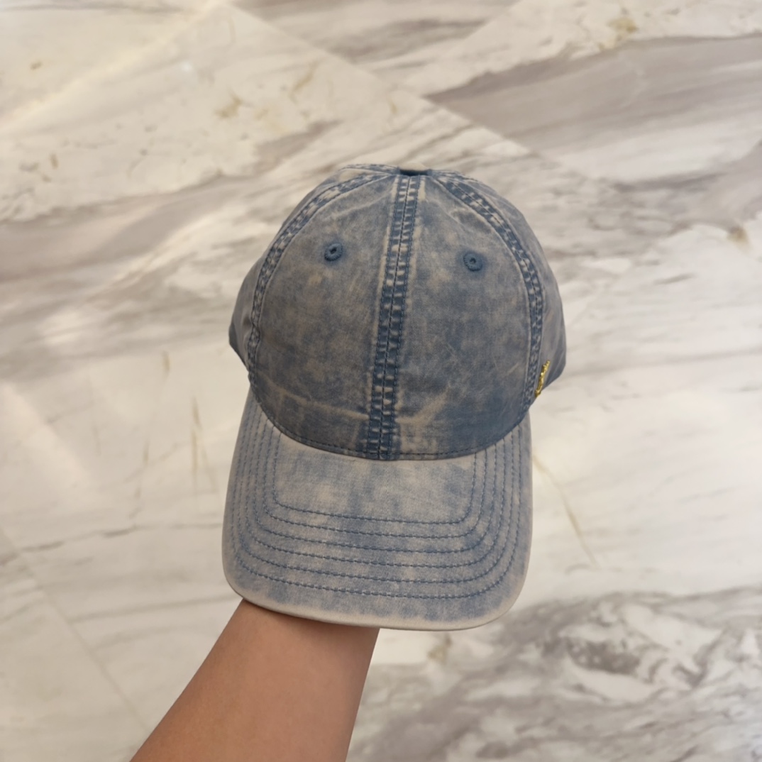 

YSL圣罗兰 字母刺绣棒球帽|韩系风
一款简单休闲风的棒球帽
是牛仔的款式 减龄百搭 适配度很高！
