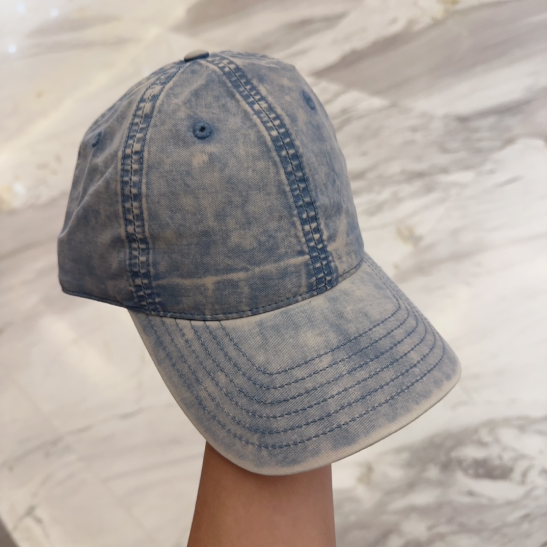 

YSL圣罗兰 字母刺绣棒球帽|韩系风
一款简单休闲风的棒球帽
是牛仔的款式 减龄百搭 适配度很高！
