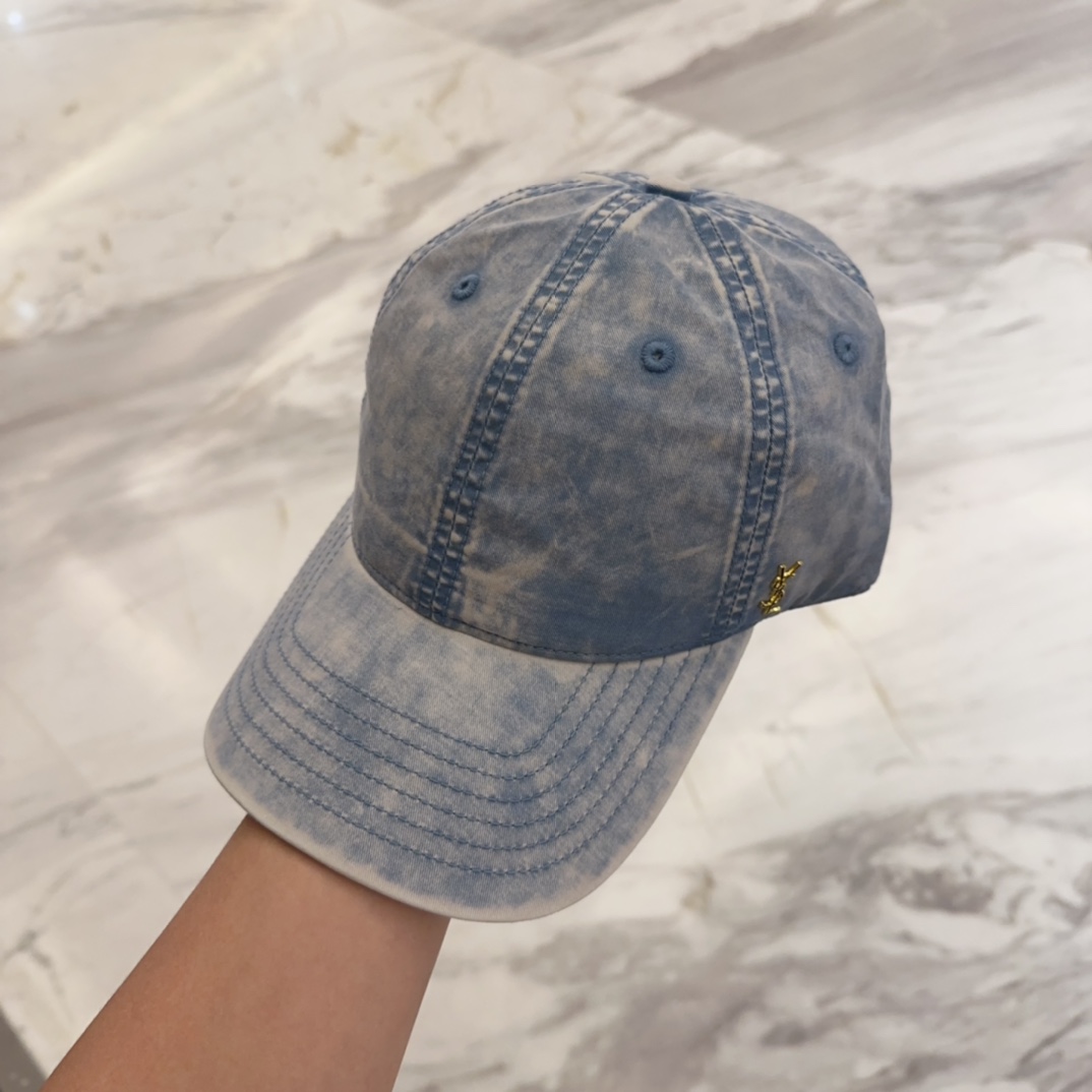 

YSL圣罗兰 字母刺绣棒球帽|韩系风
一款简单休闲风的棒球帽
是牛仔的款式 减龄百搭 适配度很高！
