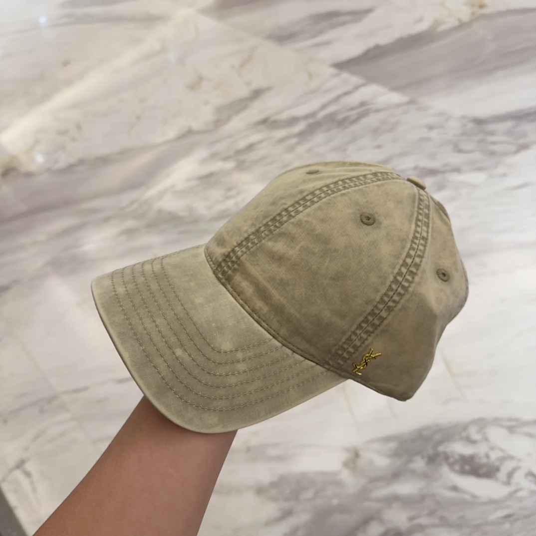 

YSL圣罗兰 字母刺绣棒球帽|韩系风
一款简单休闲风的棒球帽
是牛仔的款式 减龄百搭 适配度很高！
