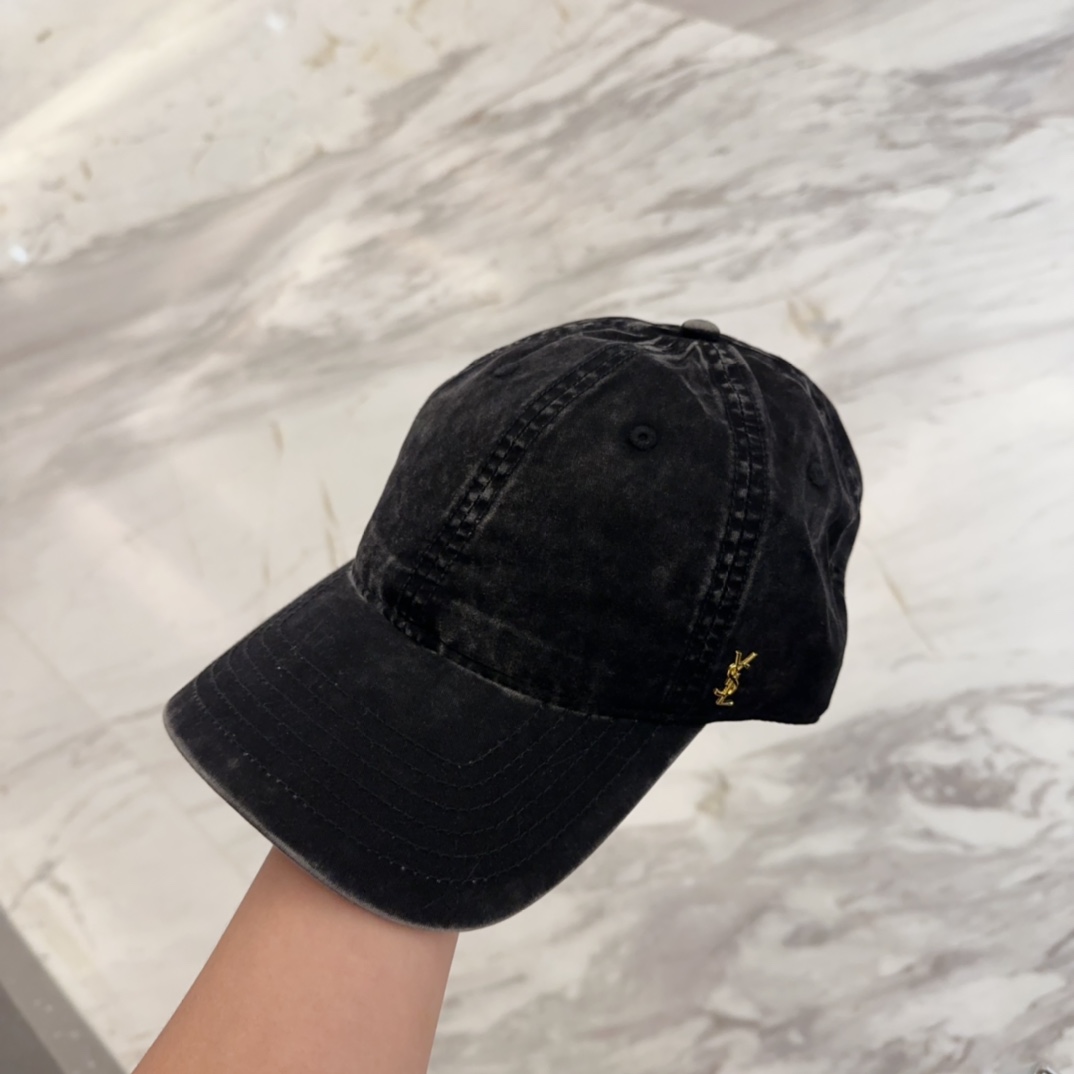 

YSL圣罗兰 字母刺绣棒球帽|韩系风
一款简单休闲风的棒球帽
是牛仔的款式 减龄百搭 适配度很高！
