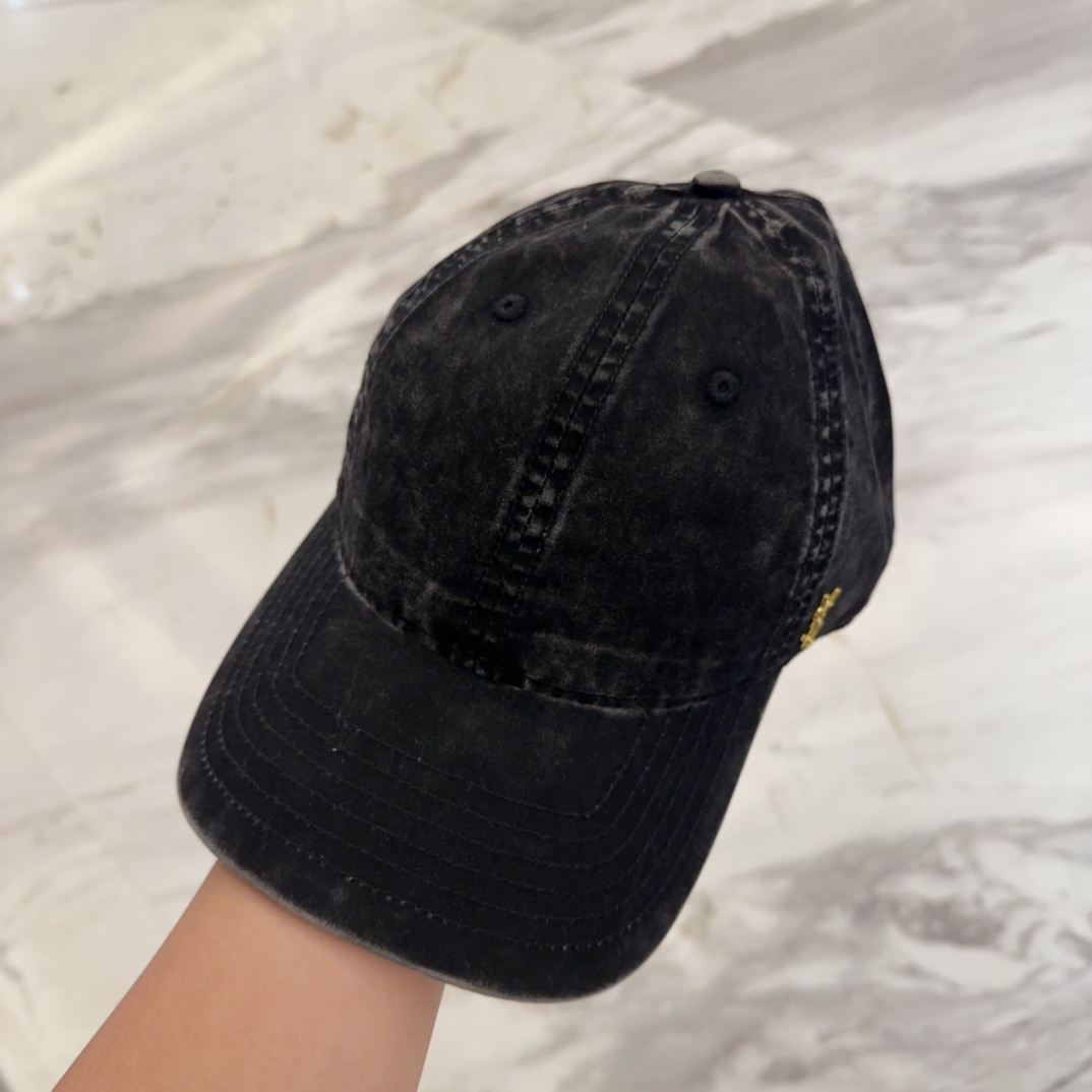 

YSL圣罗兰 字母刺绣棒球帽|韩系风
一款简单休闲风的棒球帽
是牛仔的款式 减龄百搭 适配度很高！
