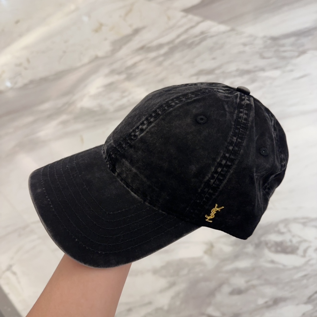 

YSL圣罗兰 字母刺绣棒球帽|韩系风
一款简单休闲风的棒球帽
是牛仔的款式 减龄百搭 适配度很高！
