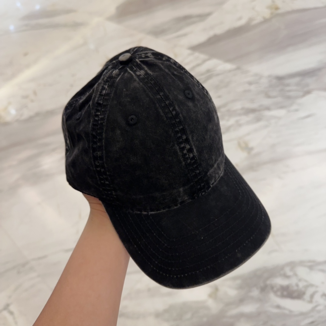 

YSL圣罗兰 字母刺绣棒球帽|韩系风
一款简单休闲风的棒球帽
是牛仔的款式 减龄百搭 适配度很高！
