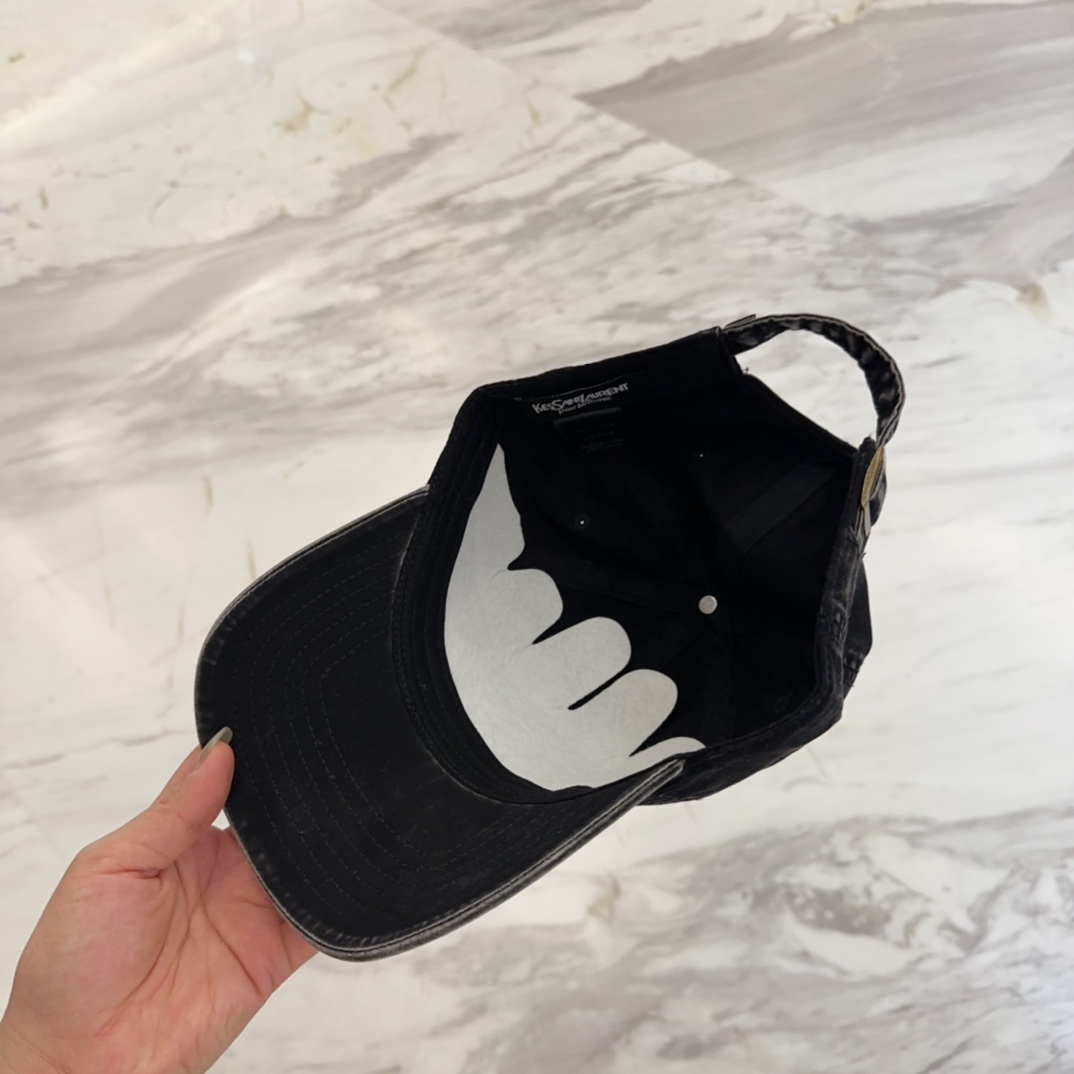 

YSL圣罗兰 字母刺绣棒球帽|韩系风
一款简单休闲风的棒球帽
是牛仔的款式 减龄百搭 适配度很高！
