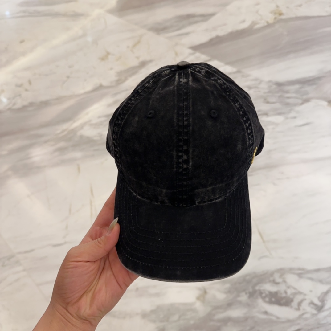 

YSL圣罗兰 字母刺绣棒球帽|韩系风
一款简单休闲风的棒球帽
是牛仔的款式 减龄百搭 适配度很高！
