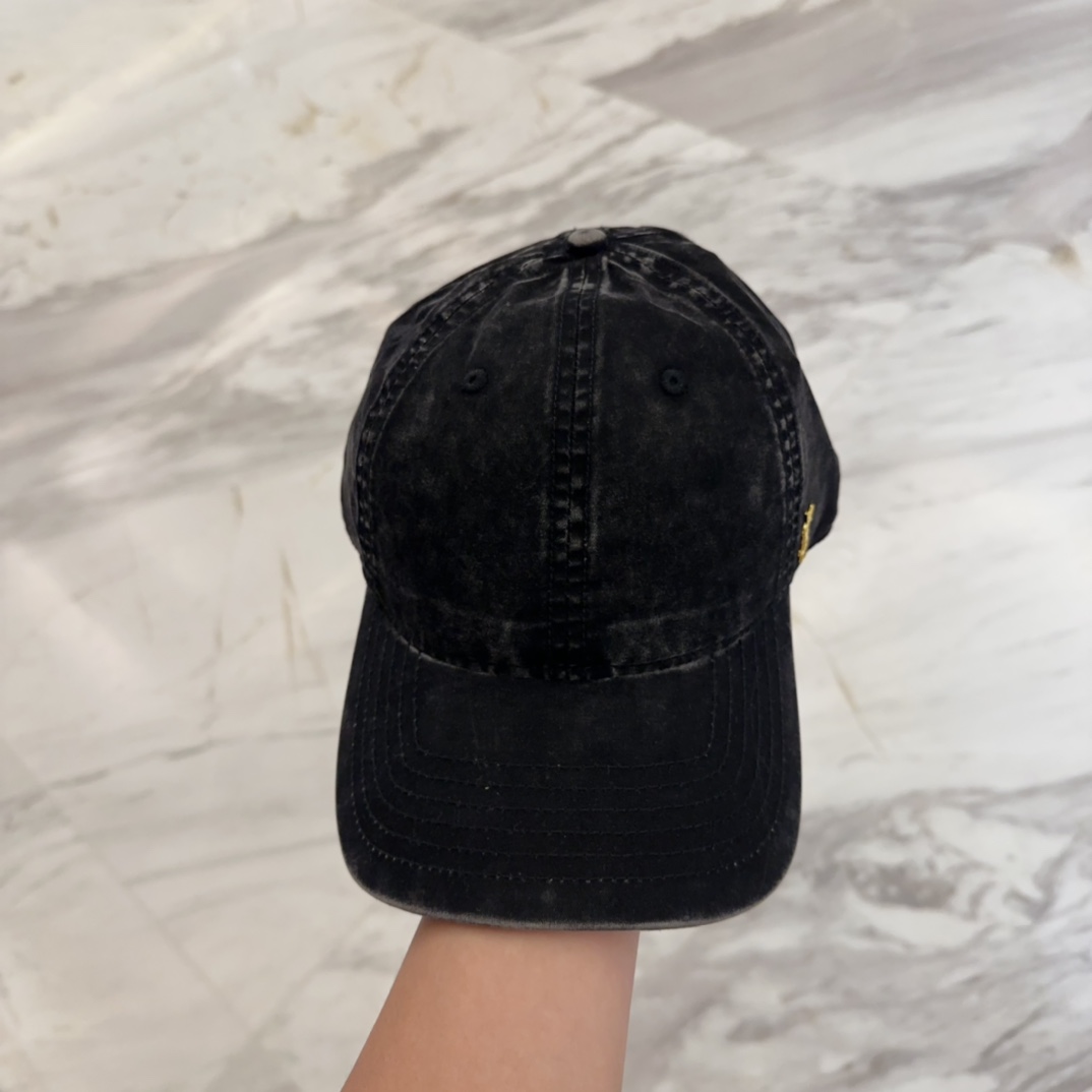 

YSL圣罗兰 字母刺绣棒球帽|韩系风
一款简单休闲风的棒球帽
是牛仔的款式 减龄百搭 适配度很高！
