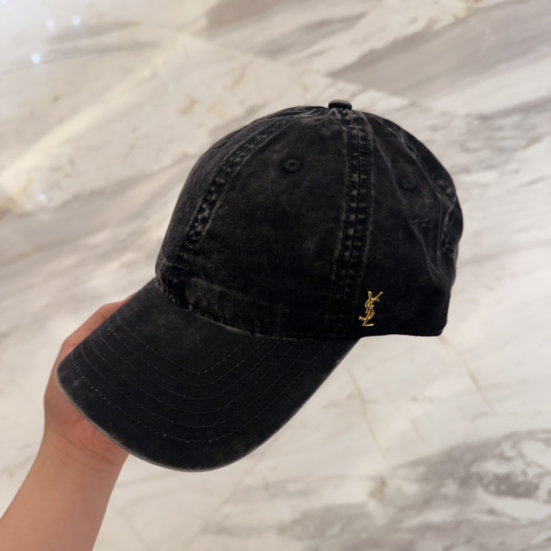 

YSL圣罗兰 字母刺绣棒球帽|韩系风
一款简单休闲风的棒球帽
是牛仔的款式 减龄百搭 适配度很高！
