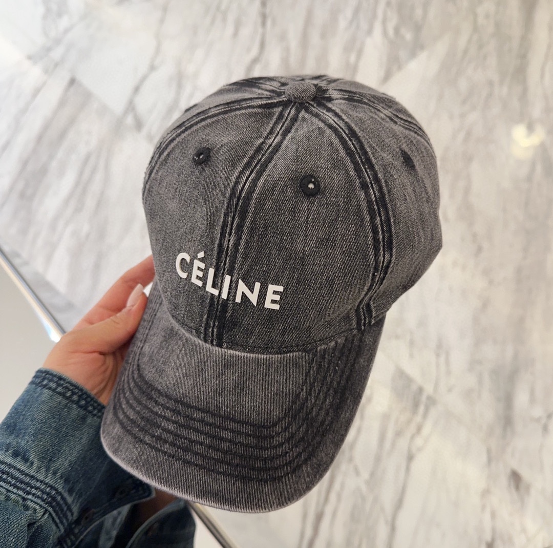 

Celine最新棒球帽
颜色版型都很正！