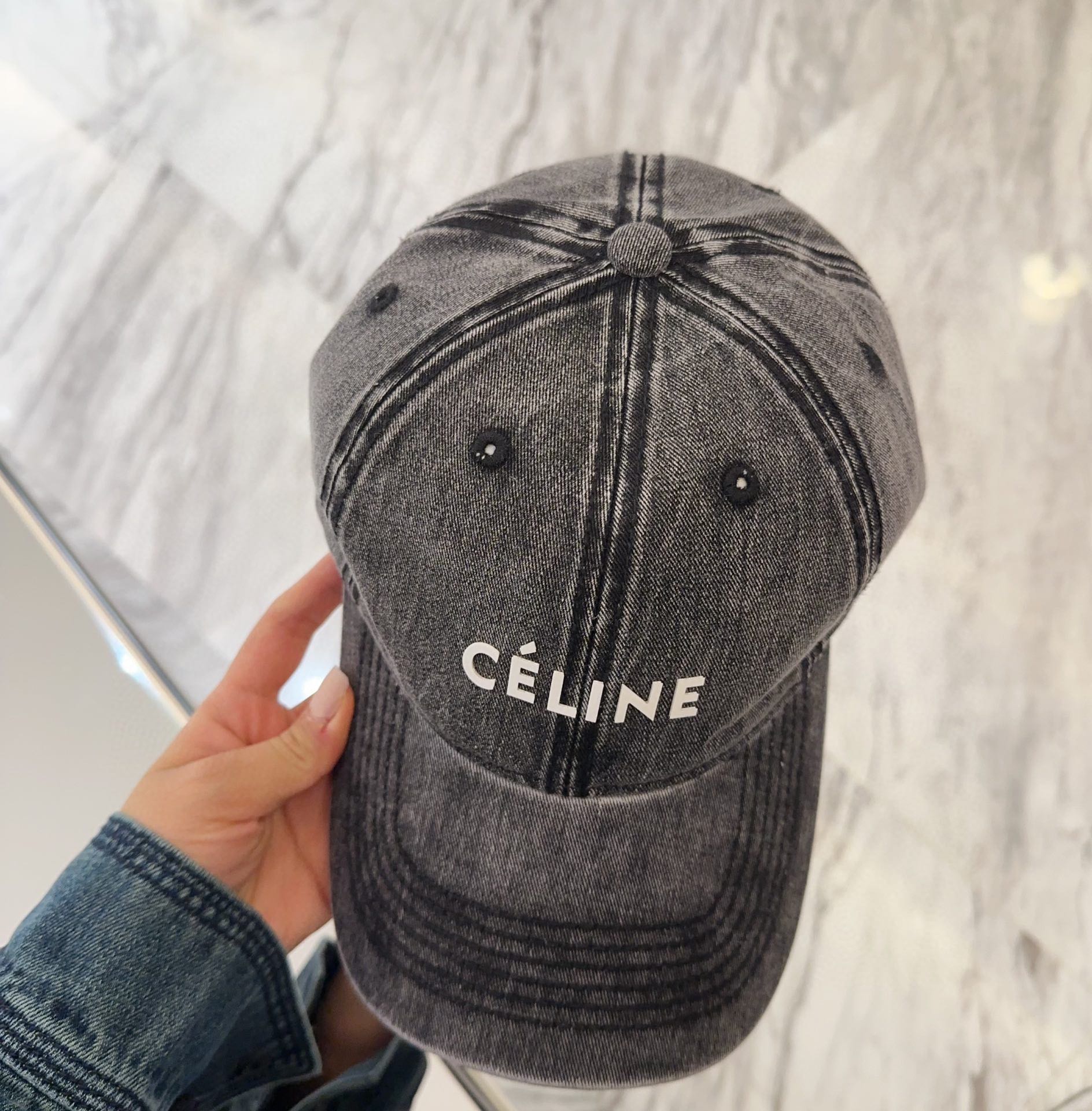 

Celine最新棒球帽
颜色版型都很正！