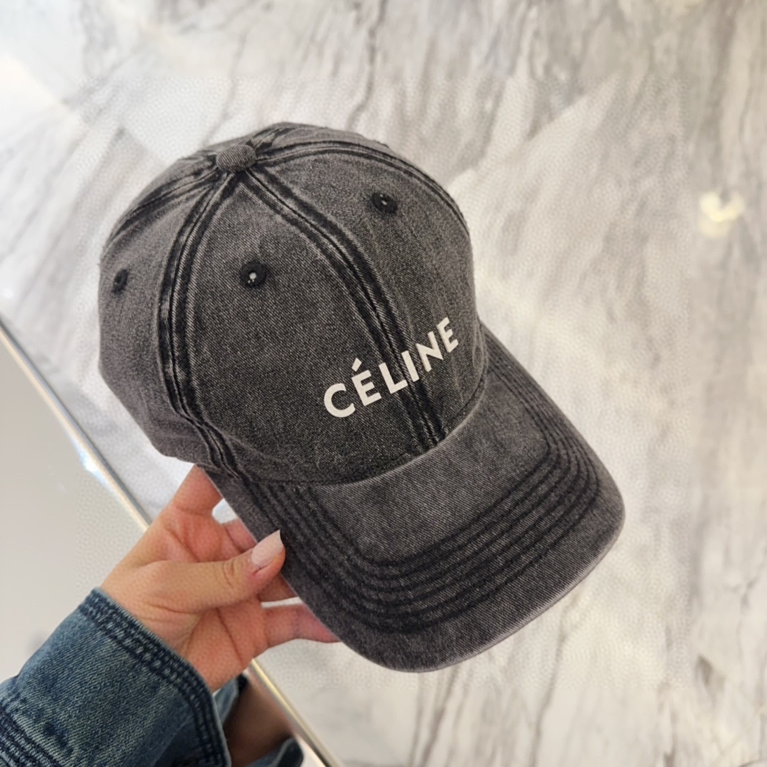 

Celine最新棒球帽
颜色版型都很正！