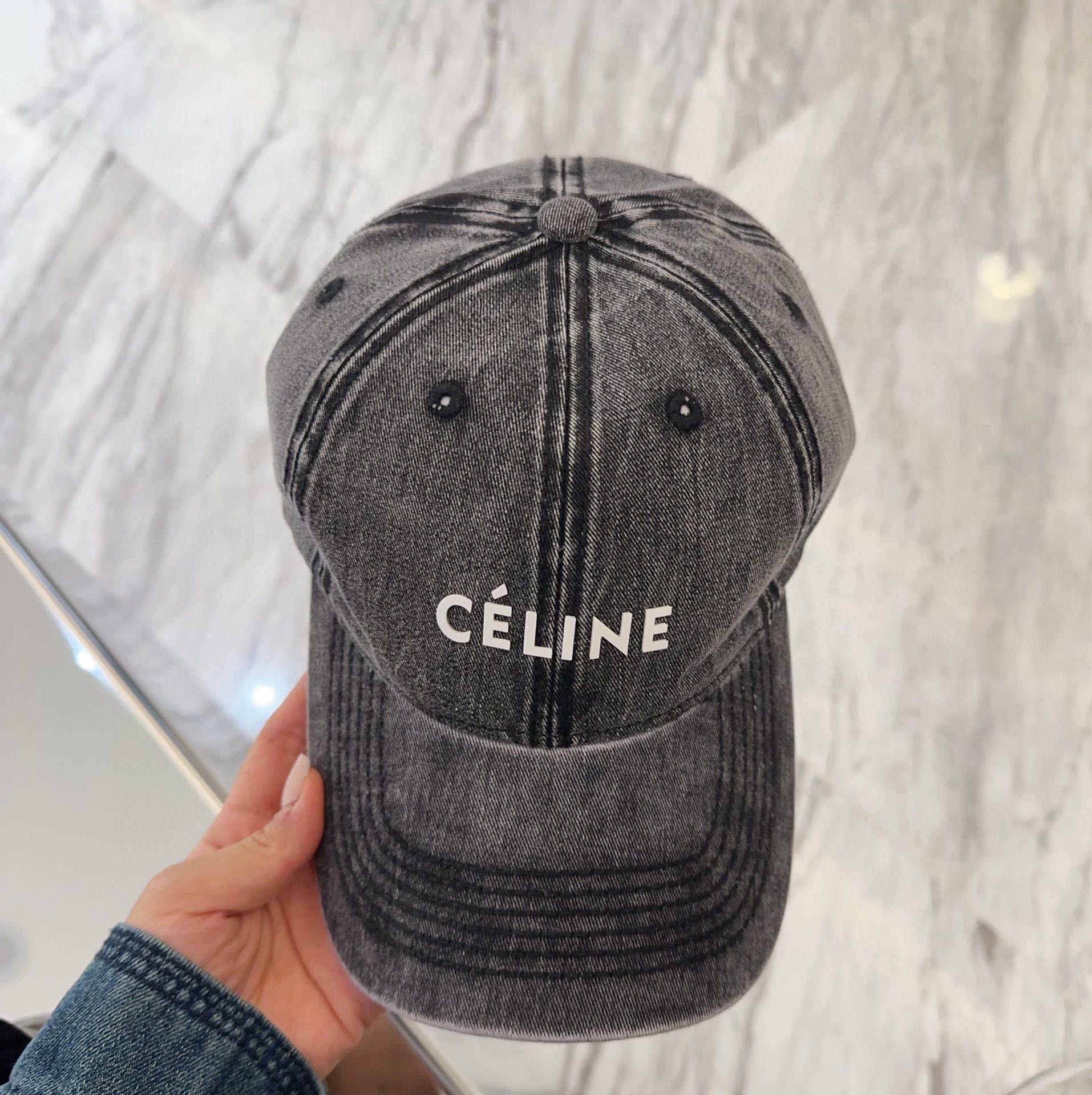 

Celine最新棒球帽
颜色版型都很正！