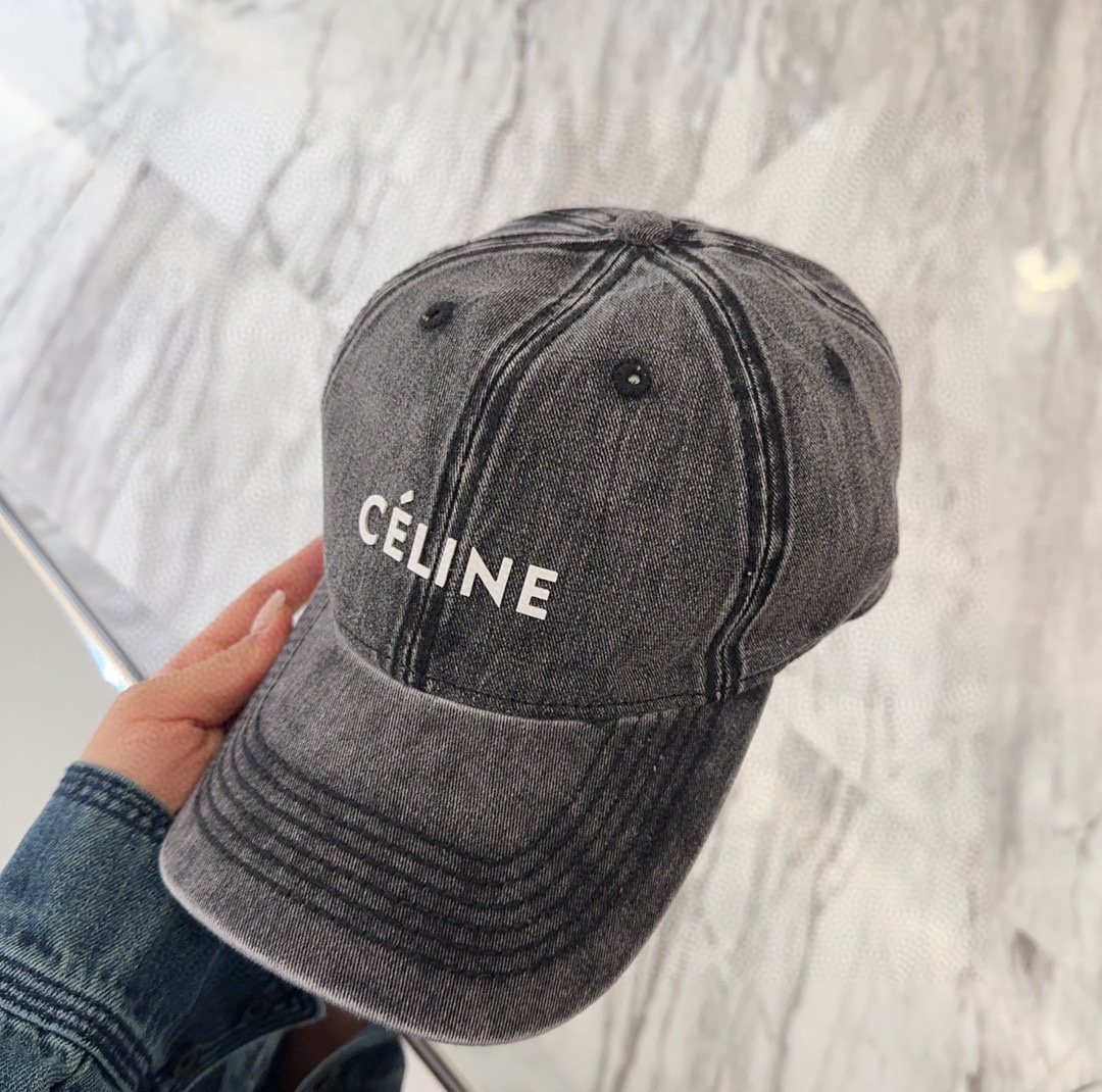 

Celine最新棒球帽
颜色版型都很正！