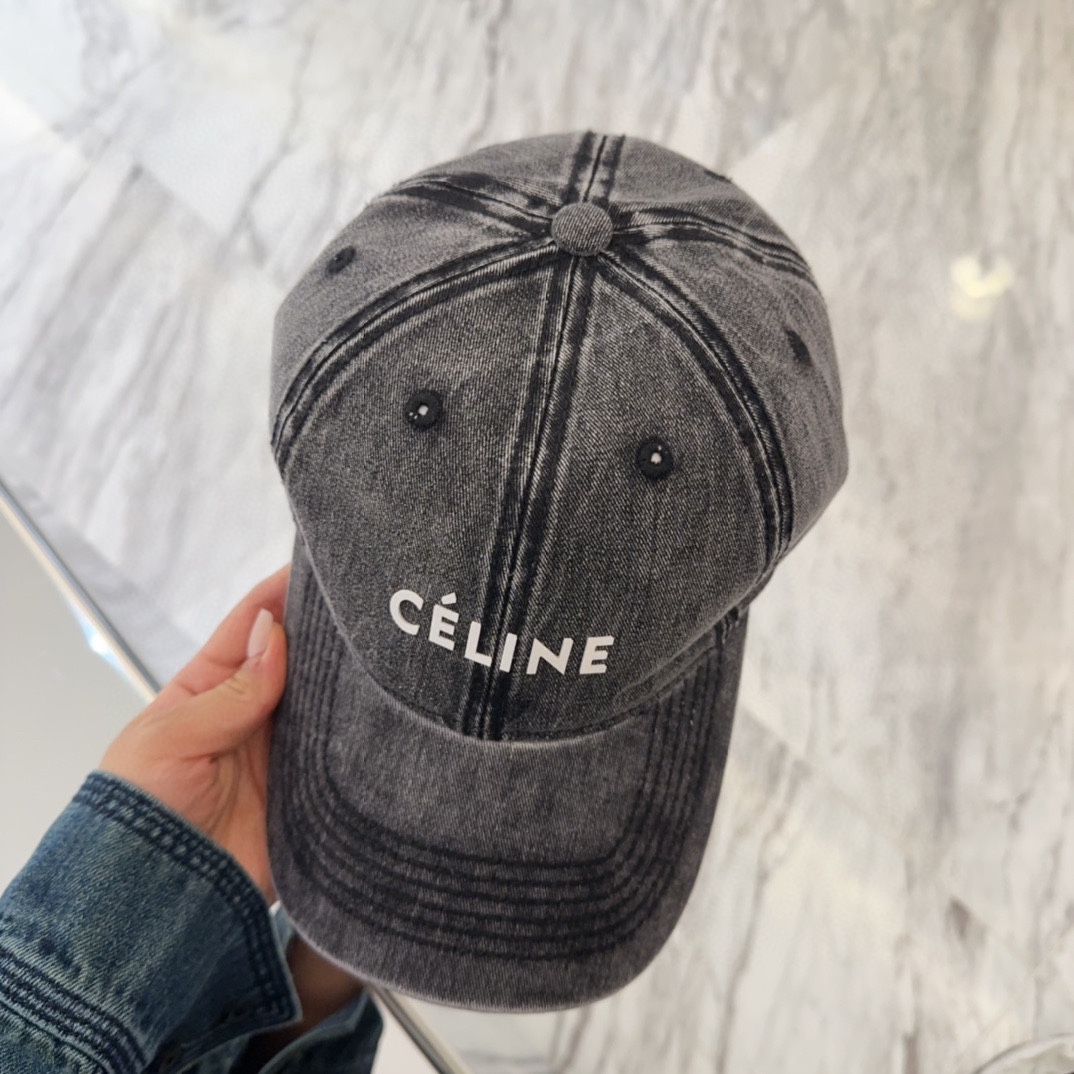 

Celine最新棒球帽
颜色版型都很正！