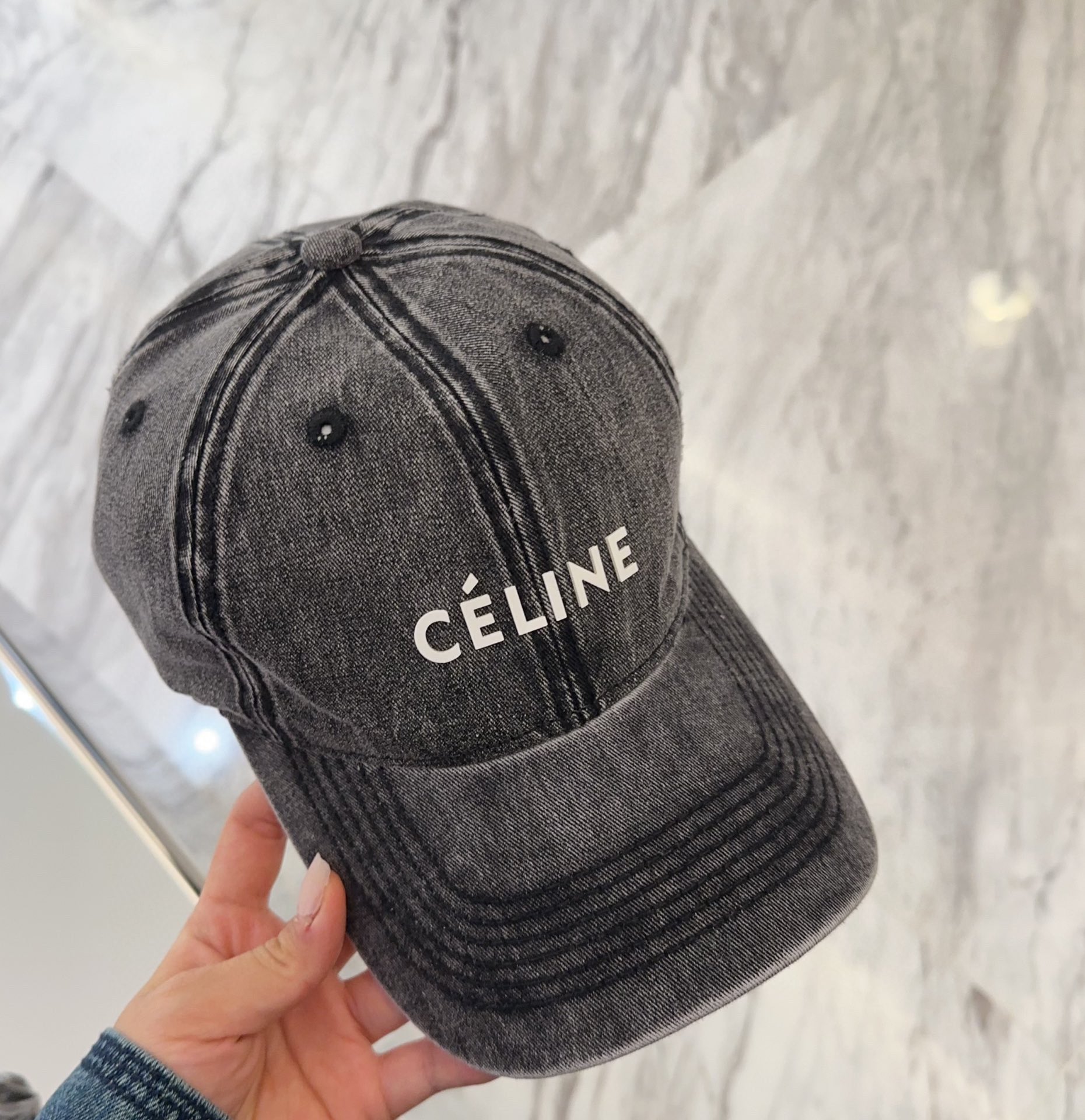 

Celine最新棒球帽
颜色版型都很正！