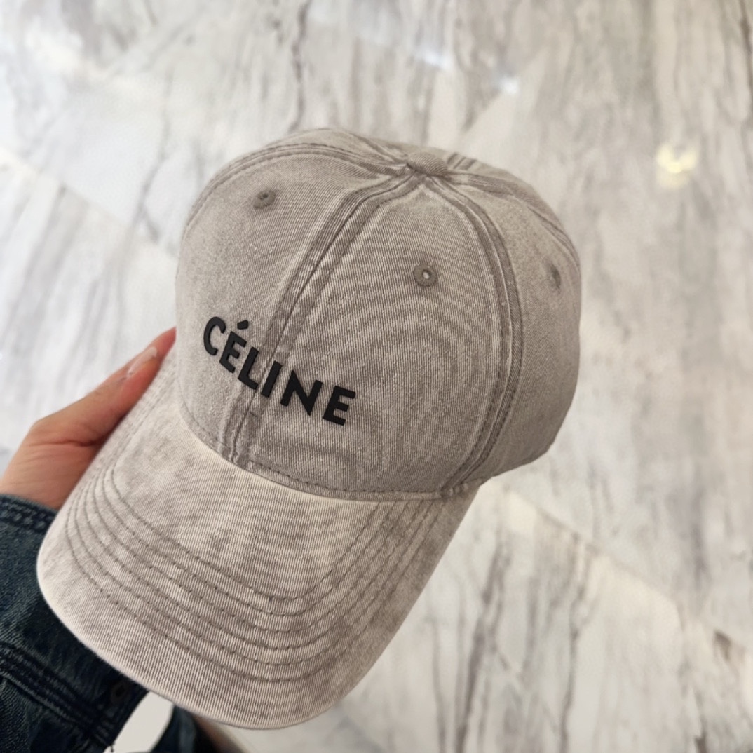 

Celine最新棒球帽
颜色版型都很正！