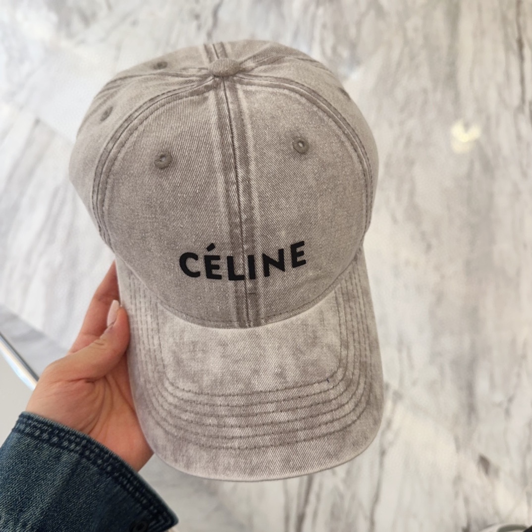 

Celine最新棒球帽
颜色版型都很正！