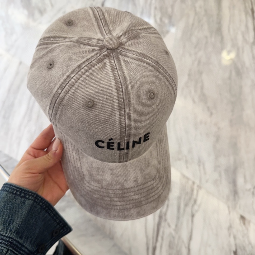 

Celine最新棒球帽
颜色版型都很正！