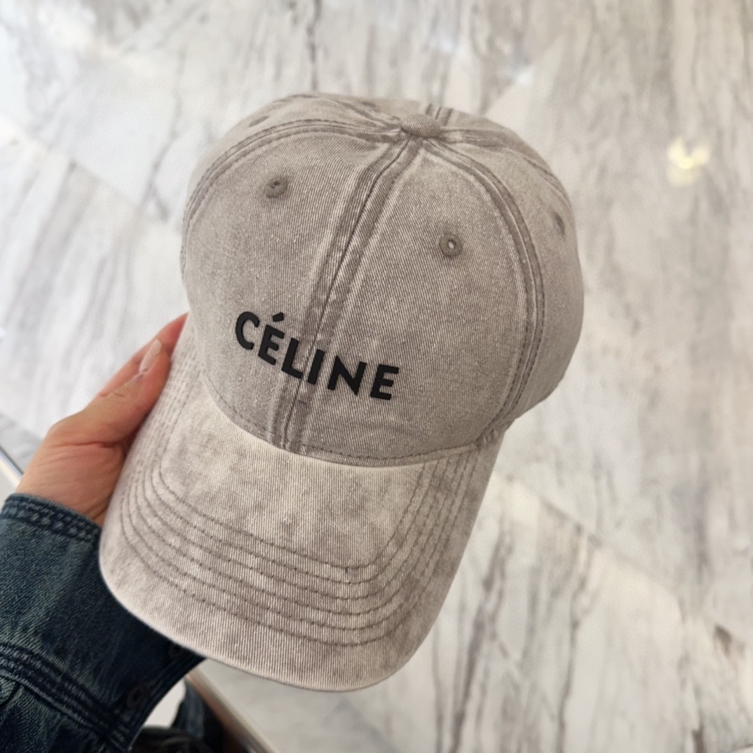 

Celine最新棒球帽
颜色版型都很正！